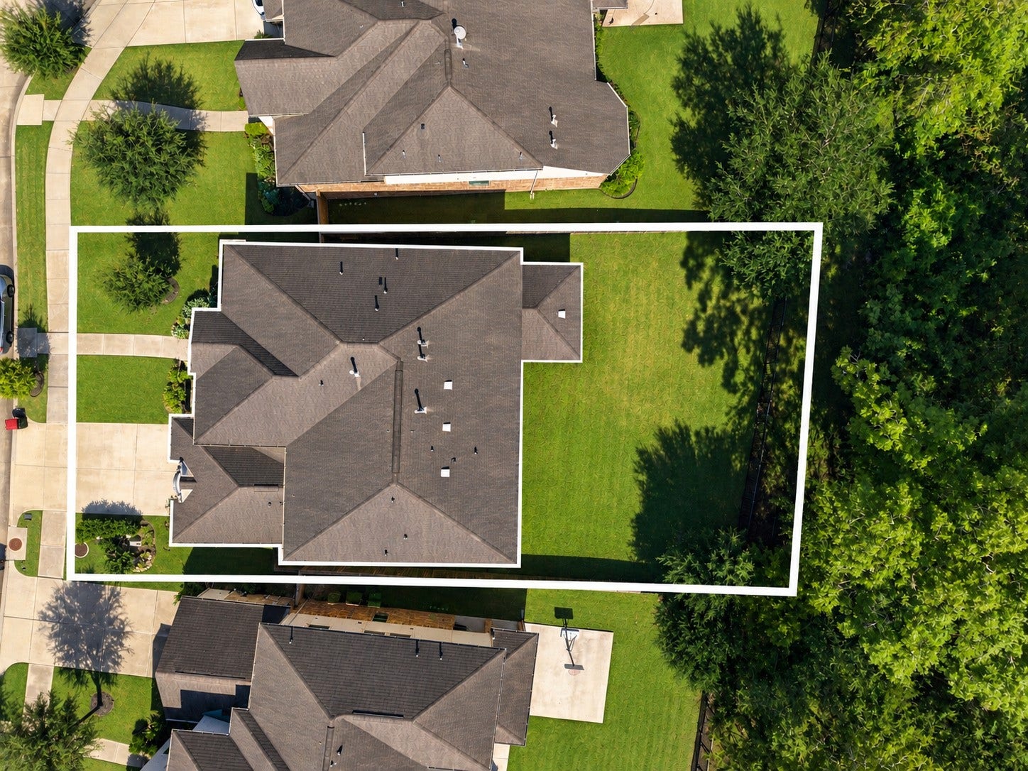 5411 Oban Terrace Lane, Sugar Land, TX 77479 A bird's-eye view reveals an expansive backyard bordered by trees, offering endless possibilities for outdoor entertaining, recreation, and relaxation.