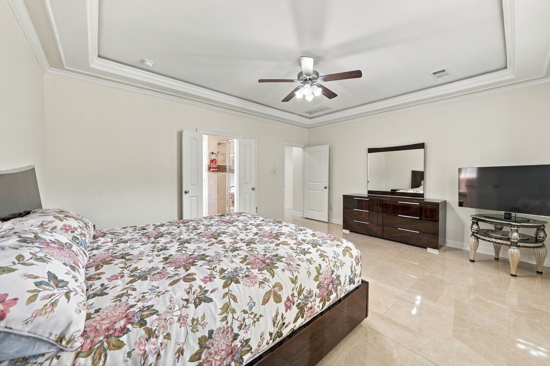 5411 Oban Terrace Lane, Sugar Land, TX 77479 The primary suite offers a wonderful balance of comfort and style, with a tray ceiling, elegant flooring, and an ensuite bathroom for added privacy.