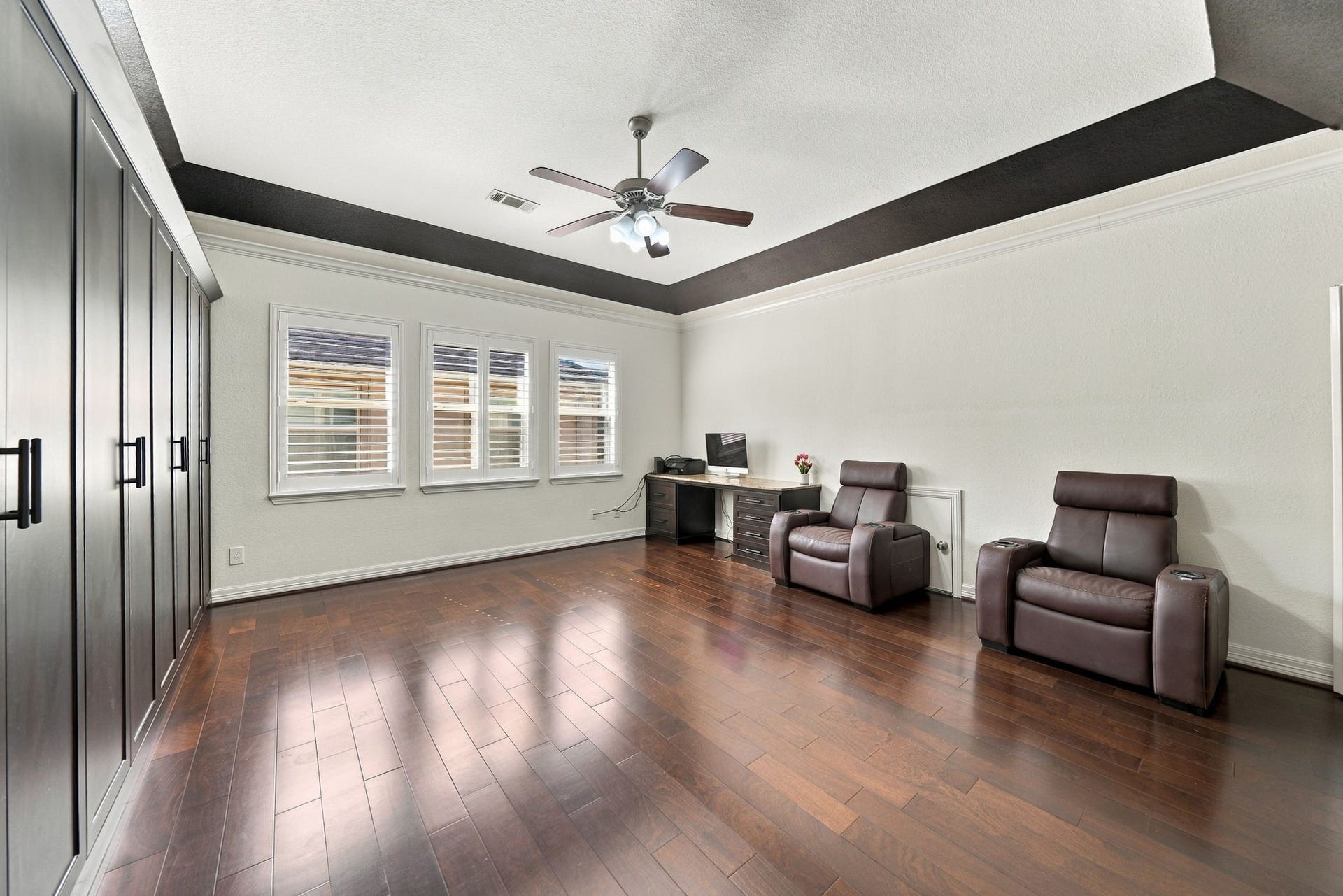 5411 Oban Terrace Lane, Sugar Land, TX 77479 Create the ultimate entertainment space where comfortable seating, your favorite games, and memorable gatherings all come together.
