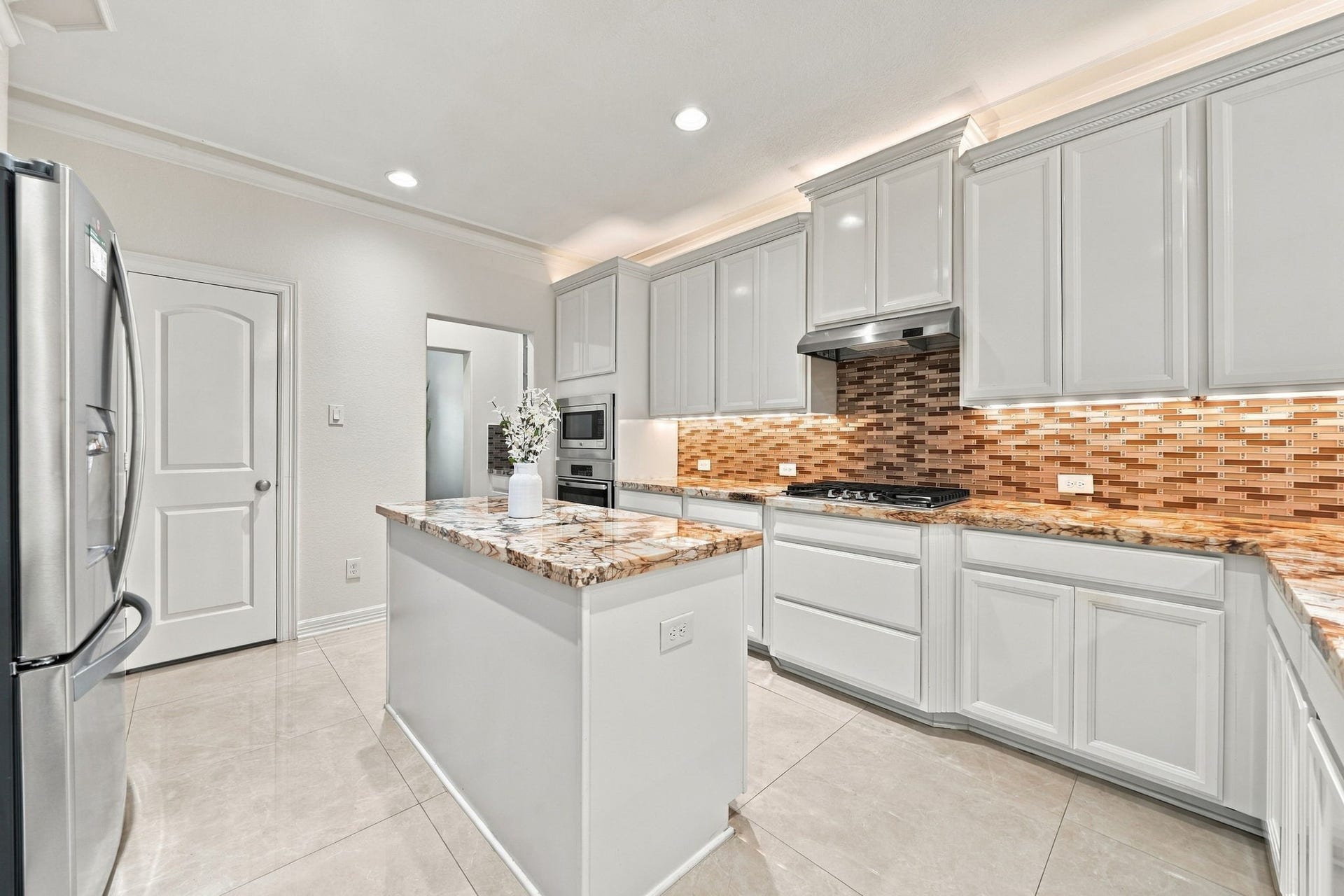 5411 Oban Terrace Lane, Sugar Land, TX 77479 With a central island, extended breakfast bar, and extensive cabinetry, this kitchen provides the room and flexibility to make cooking, dining, and entertaining effortless.
