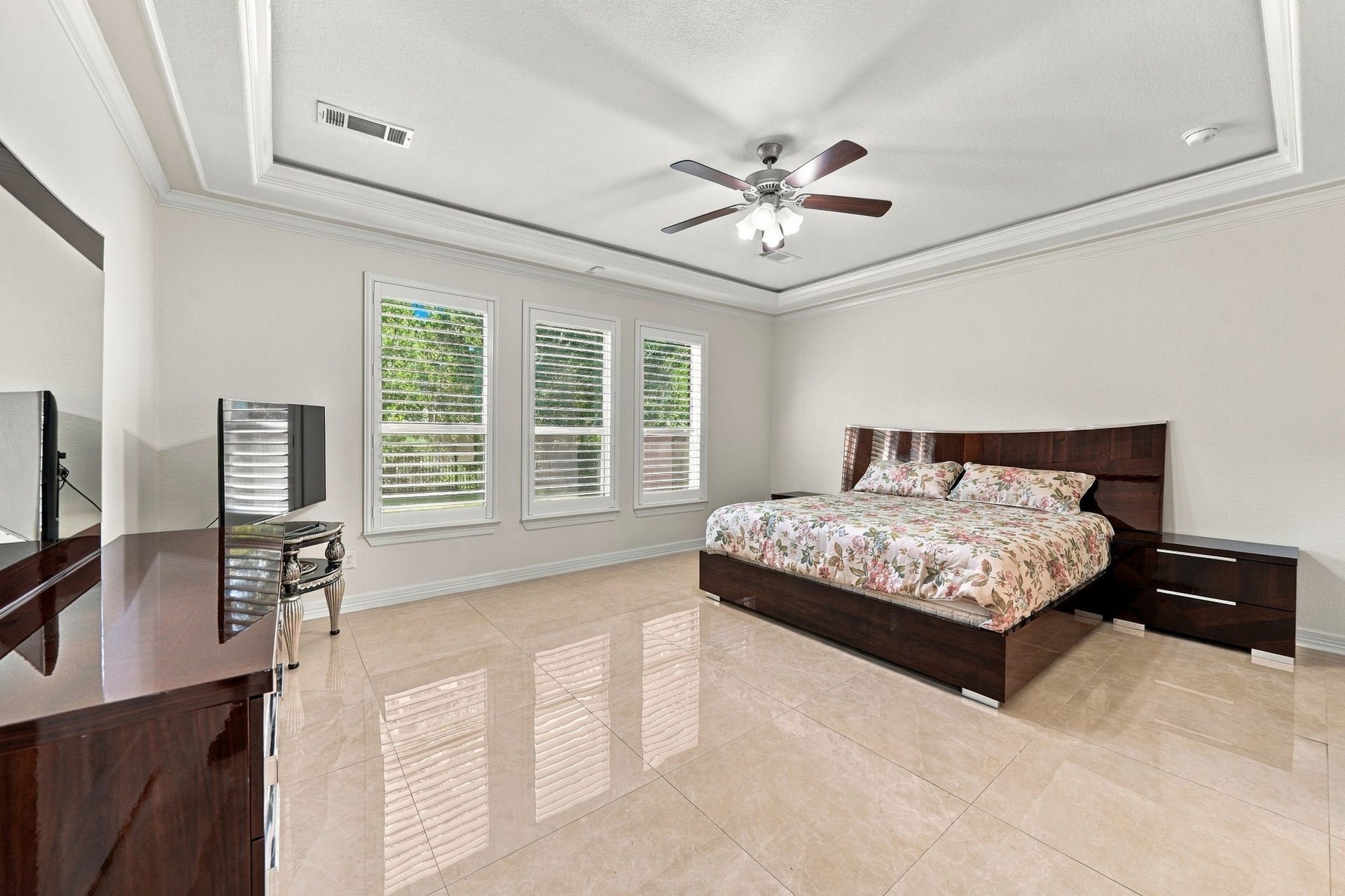 5411 Oban Terrace Lane, Sugar Land, TX 77479 Stretch out and make yourself at home in this oversized primary bedroom, with plenty of room to create your own personal sitting area.