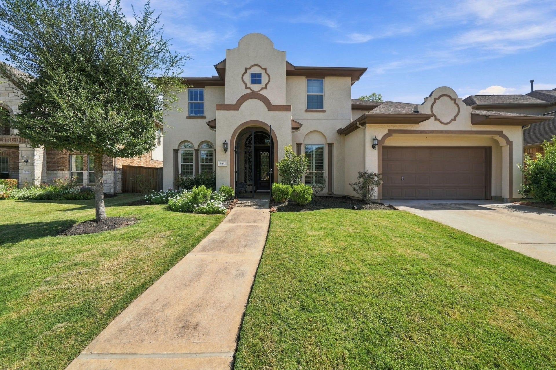 5411 Oban Terrace Lane, Sugar Land, TX 77479 Picture yourself arriving home to this property, where a thoughtfully arranged landscaping create a warm, welcoming atmosphere.