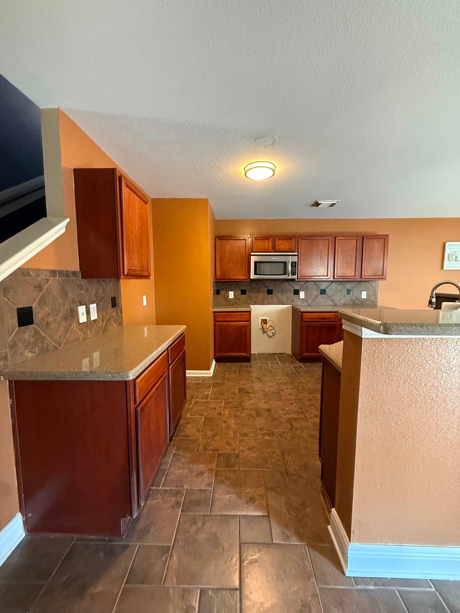 10130 Victoria Chase Lane, Houston, TX 77075 Huge kitchen with open spacious breakfast area.