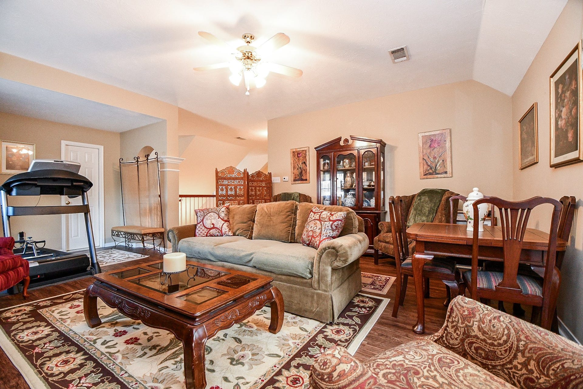 Movie marathons, game nights or a place to unwind after a long day! With generous space for comfortable seating and entertainment, this upstairs game room gives everyone another place to relax without taking over the downstairs living areas.
