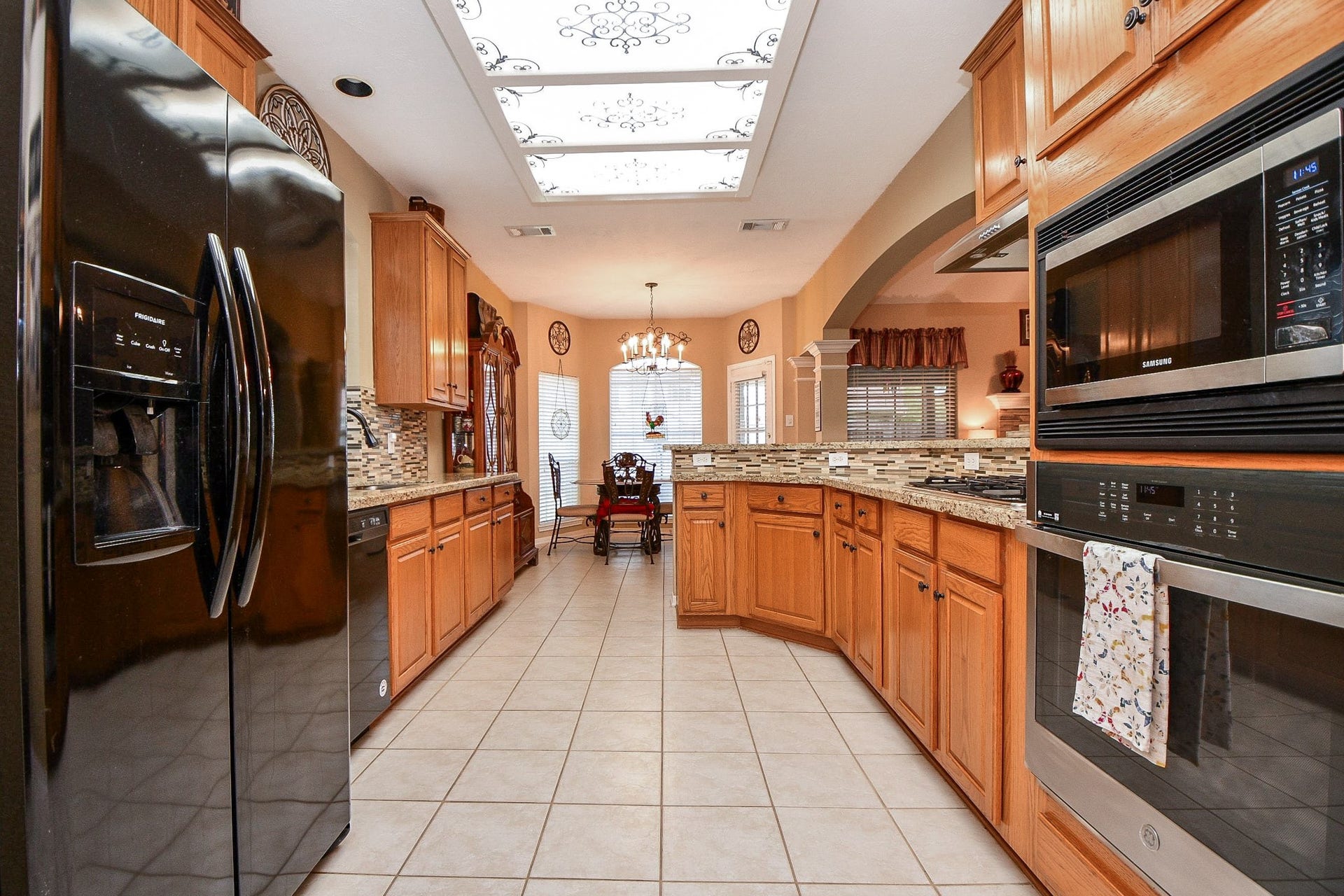 From preparing a favorite family recipe to getting dinner ready after a busy day, this kitchen is designed for the way you live. A gas cooktop, built-in appliances, and ample counter space help make cooking and entertaining a little easier.
