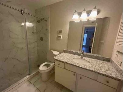 8427 Hearth Drive, #34, Houston, TX 77054 Primary Bathroom