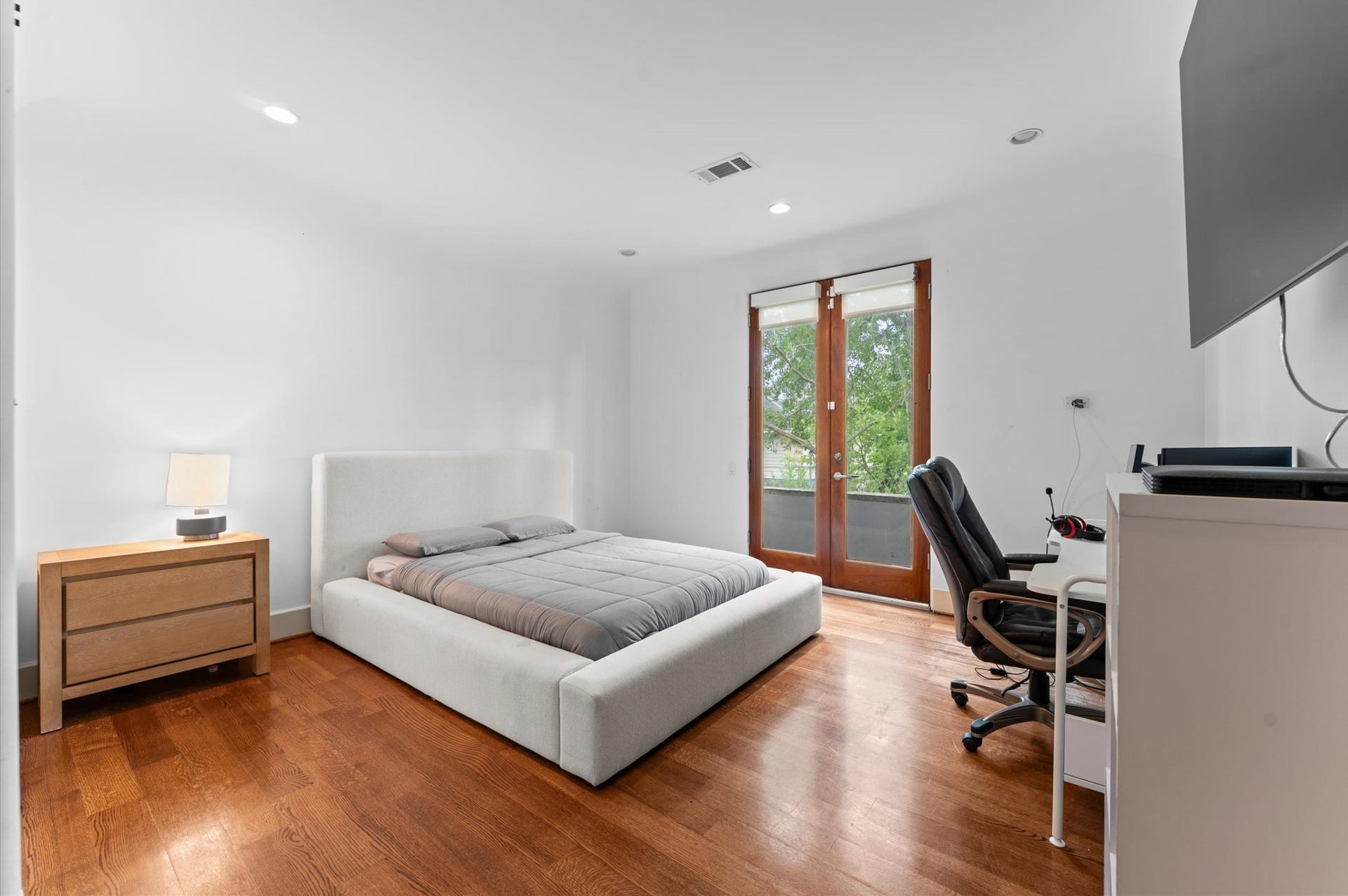 5135 Longmont Drive, Houston, TX 77056 An inviting bedroom retreat with a private en suite bathroom and generous custom closet storage.