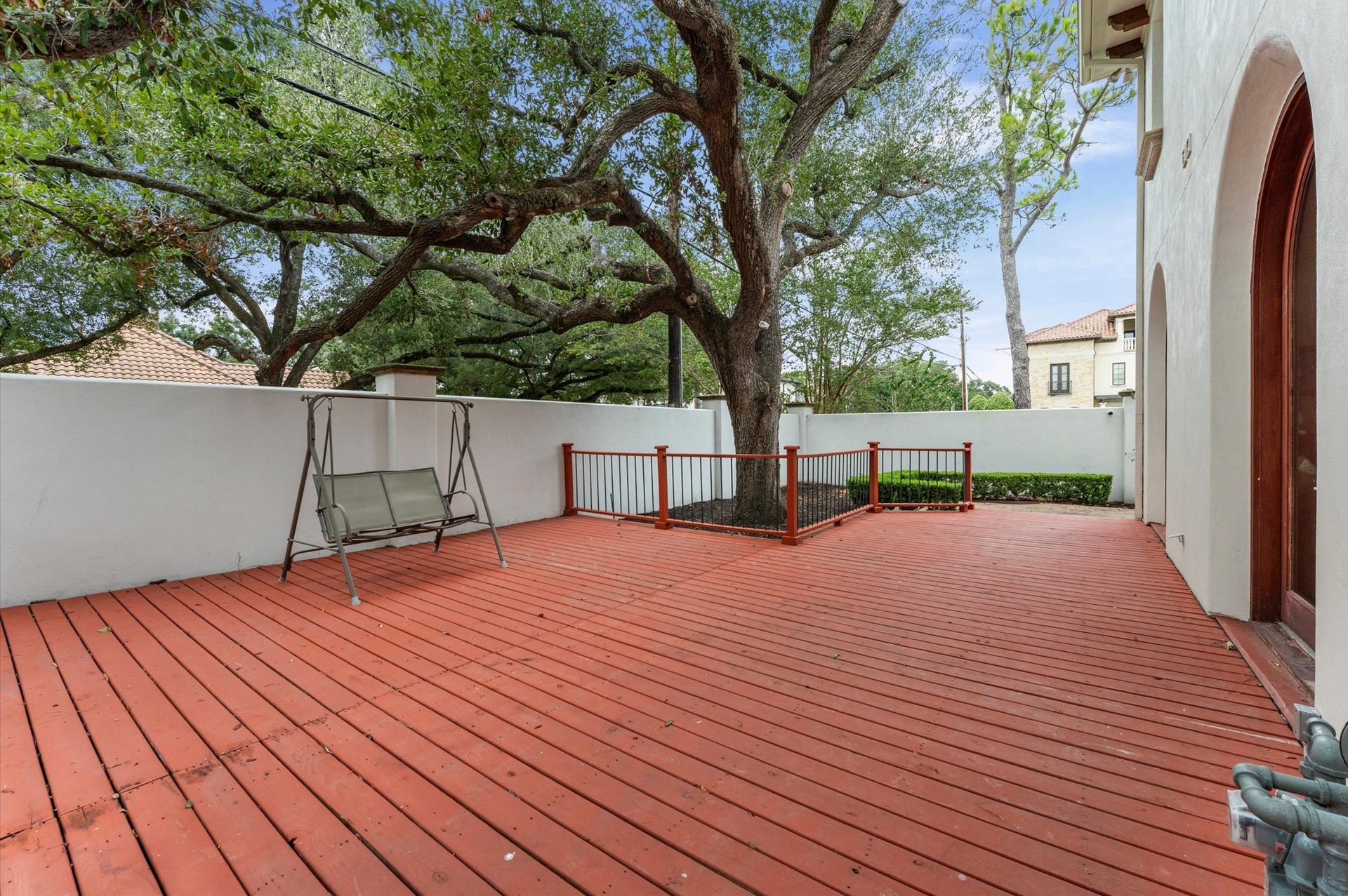 5135 Longmont Drive, Houston, TX 77056 Extend your entertaining outdoors to this elevated side deck, conveniently accessed from the double living room and family room. An inviting space to enjoy morning coffee, unwind in the fresh air, or gather with guests while embracing the home's exceptional indoor-outdoor living.