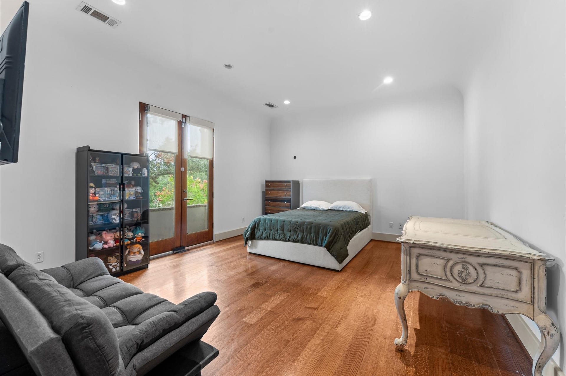 5135 Longmont Drive, Houston, TX 77056 A spacious private bedroom suite featuring a dedicated en suite bath and custom-fitted walk-in closet.