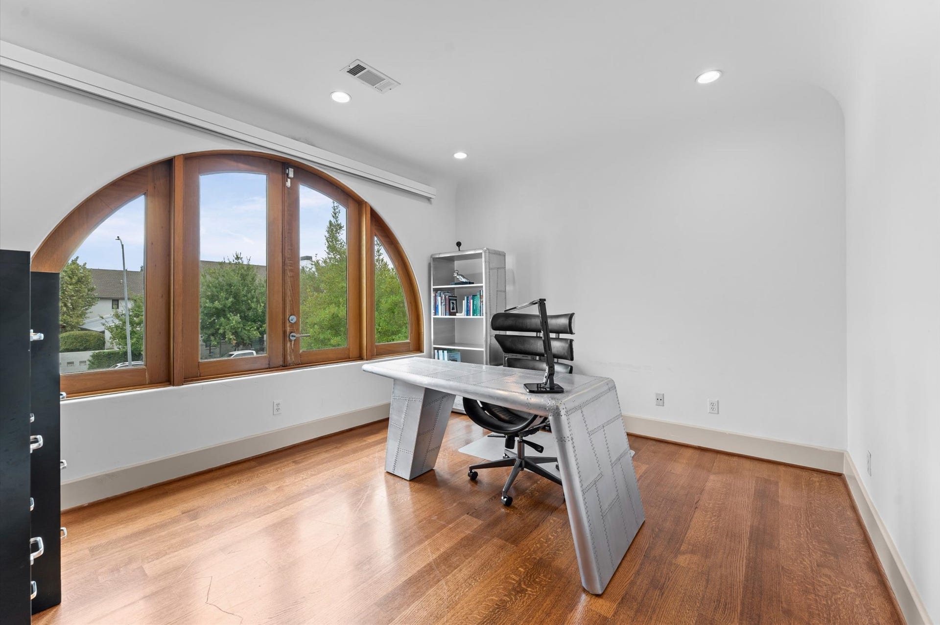 5135 Longmont Drive, Houston, TX 77056 Well-appointed bedroom suite offering privacy and comfort, complete with an en suite bath and custom walk-in closet.