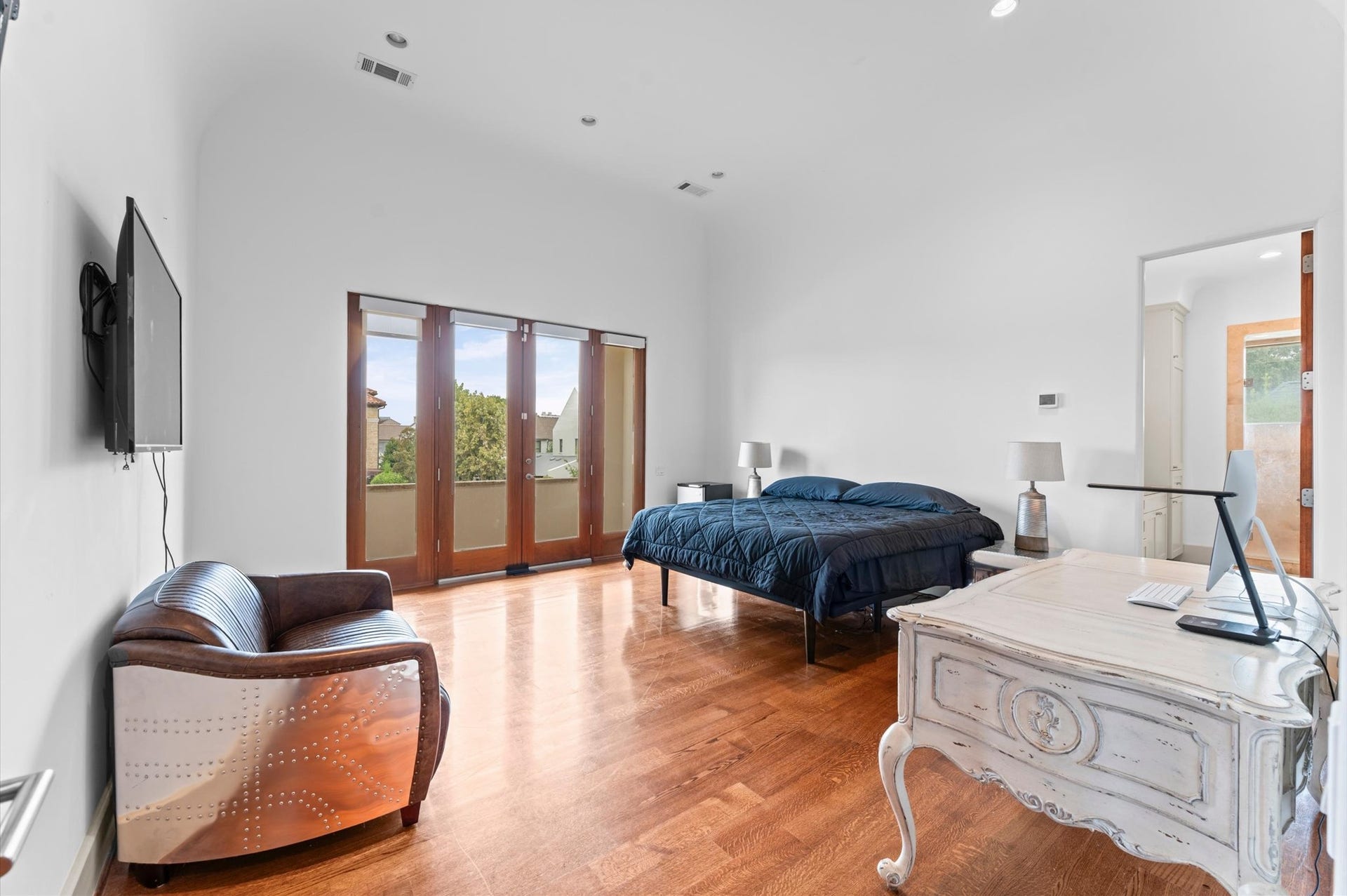 5135 Longmont Drive, Houston, TX 77056 This secondary bedroom offers its own en suite bath and custom walk-in closet, combining privacy, storage, and everyday comfort.