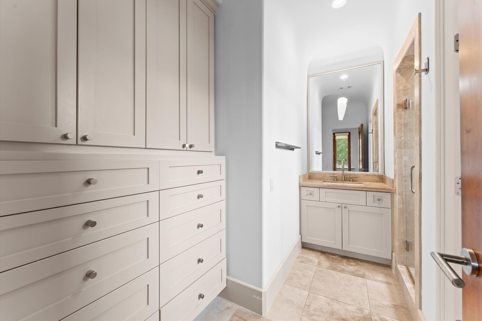 5135 Longmont Drive, Houston, TX 77056 An additional en suite bath provides a dedicated bathing space for another secondary bedroom, supporting the home's well-appointed suite-style layout.