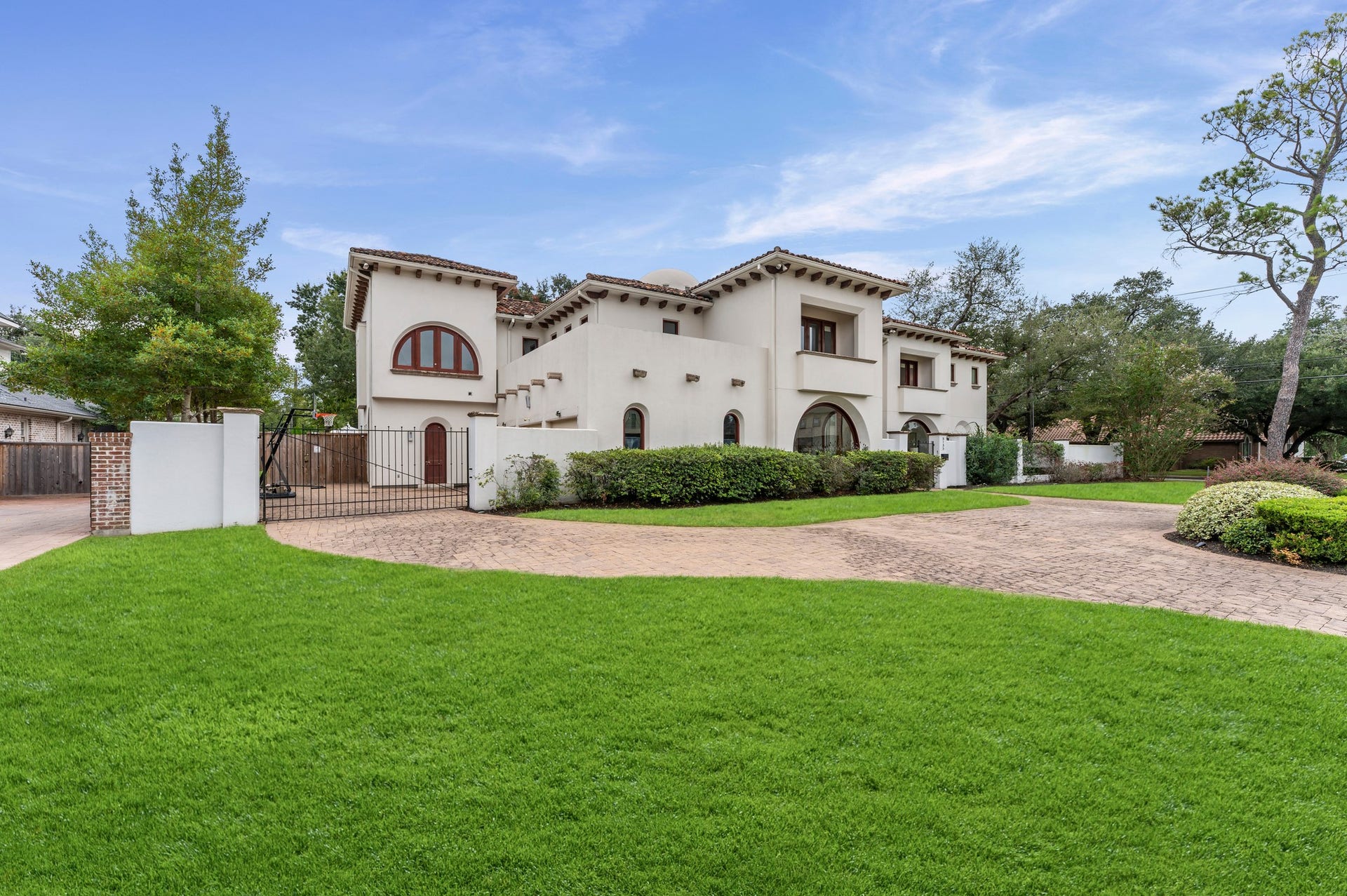 5135 Longmont Drive, Houston, TX 77056 Arrive through a gated driveway offering added privacy and access to the three-car garage. Set on a generous lot with refined architectural details and impressive curb appeal, this exceptional estate offers a distinguished sense of arrival.