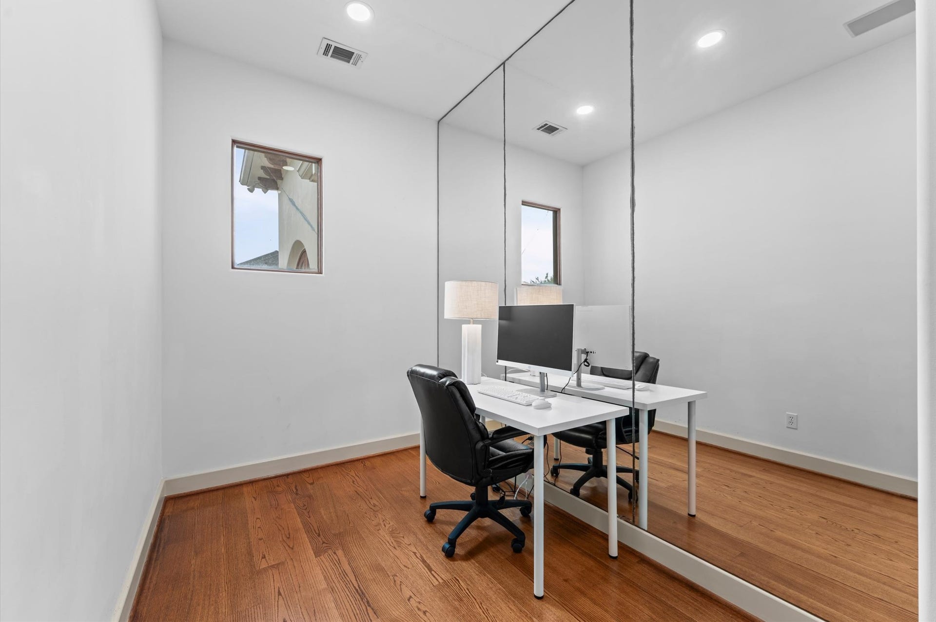 5135 Longmont Drive, Houston, TX 77056 A versatile bonus space adaptable to a private home office, fitness studio, playroom, or hobby room, offering flexibility to suit a variety of lifestyle needs.