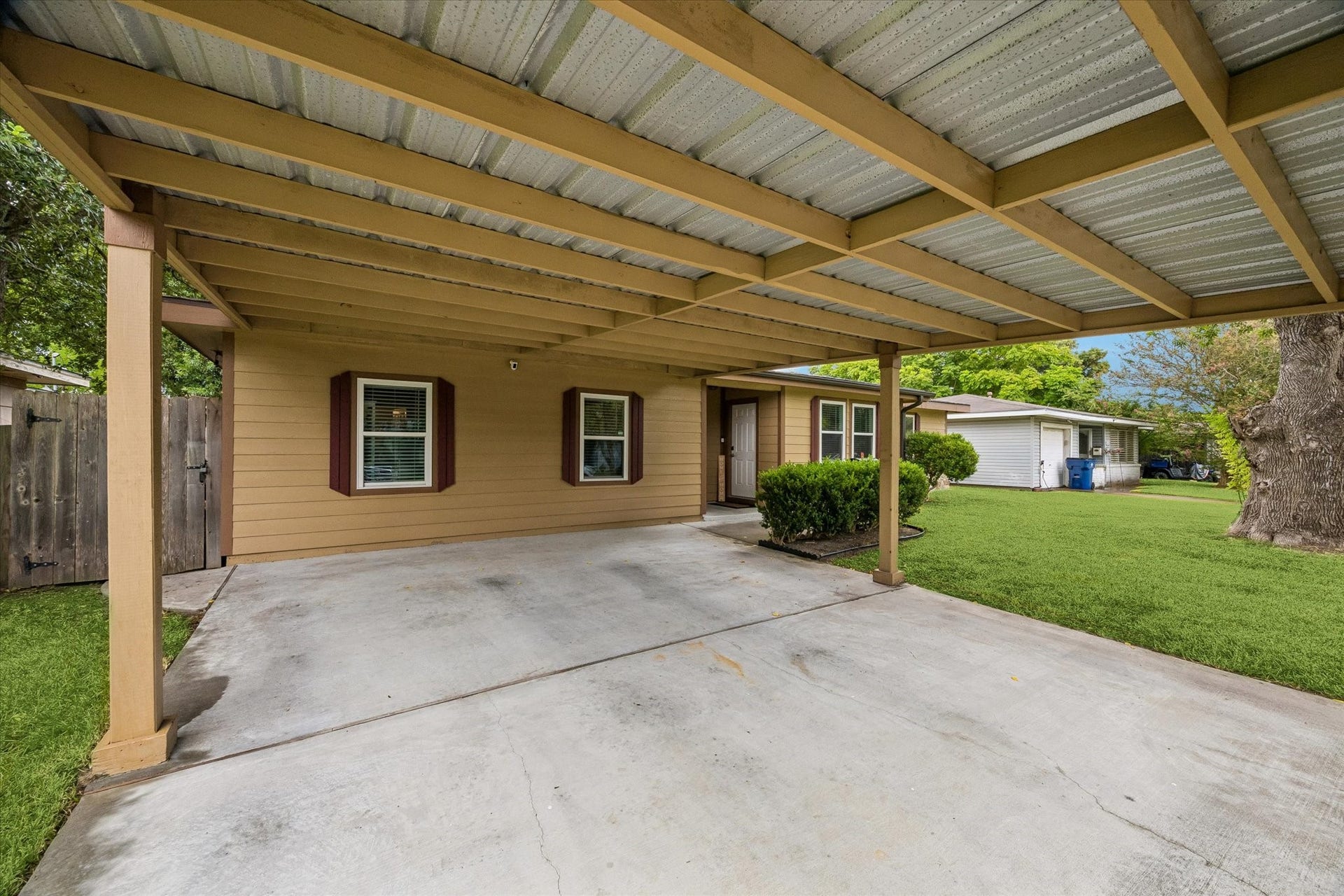1426 15th Avenue N, Texas City, TX 77590 The garage has been converted to a spacious Primary Suite.