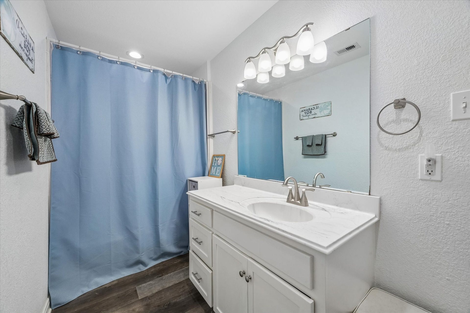 1426 15th Avenue N, Texas City, TX 77590 Guest bathroom