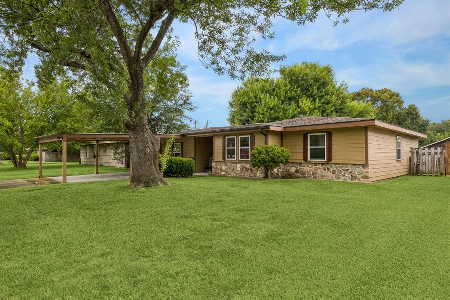 Property photo for 1426 15th Avenue N, Texas City, TX