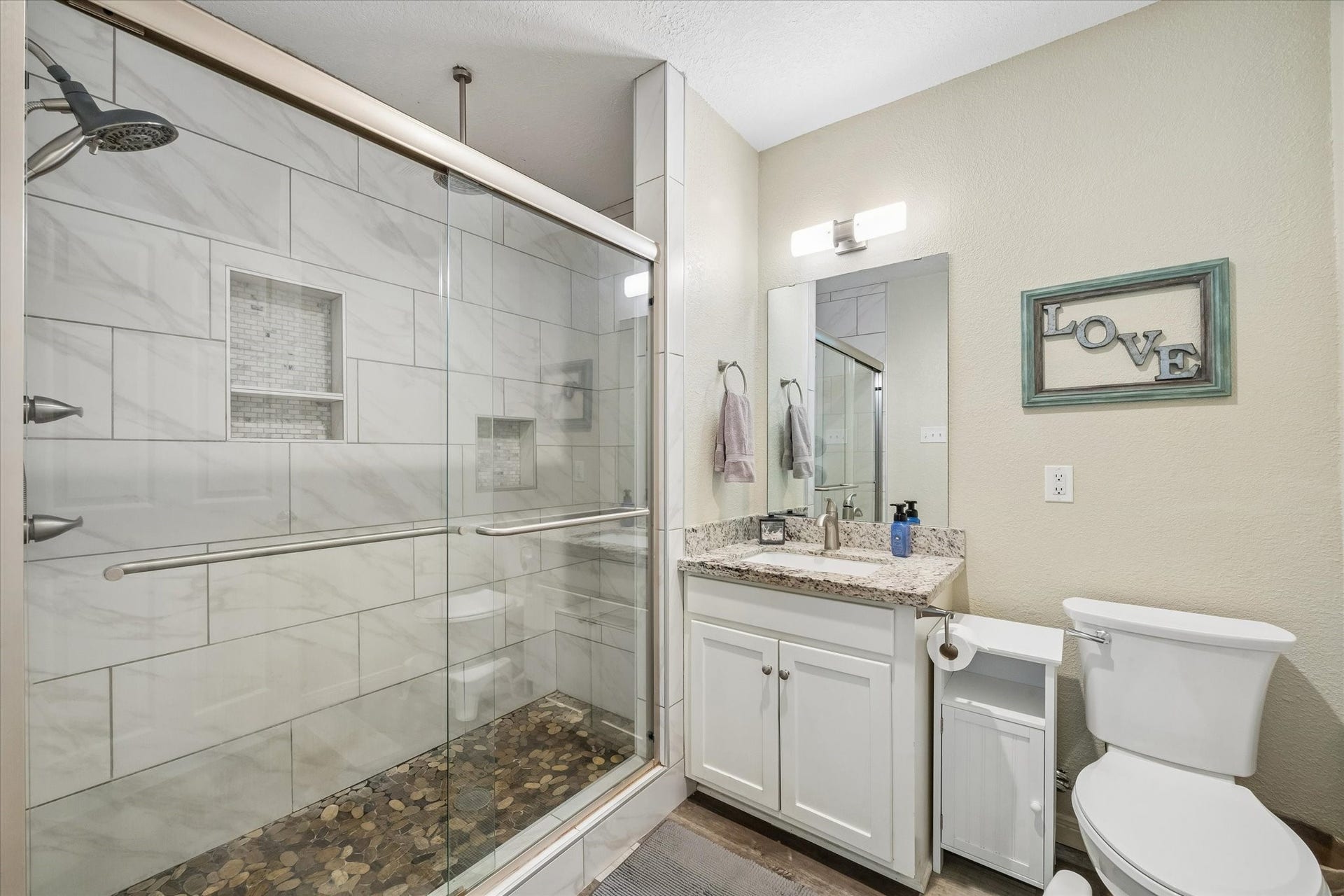 1426 15th Avenue N, Texas City, TX 77590 Primary bathroom with a walk-in shower.