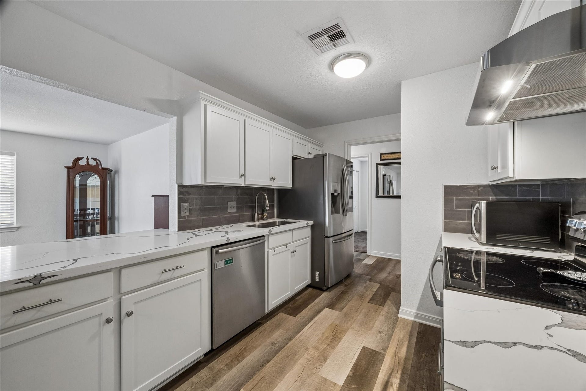 1426 15th Avenue N, Texas City, TX 77590 Refrigerator included.