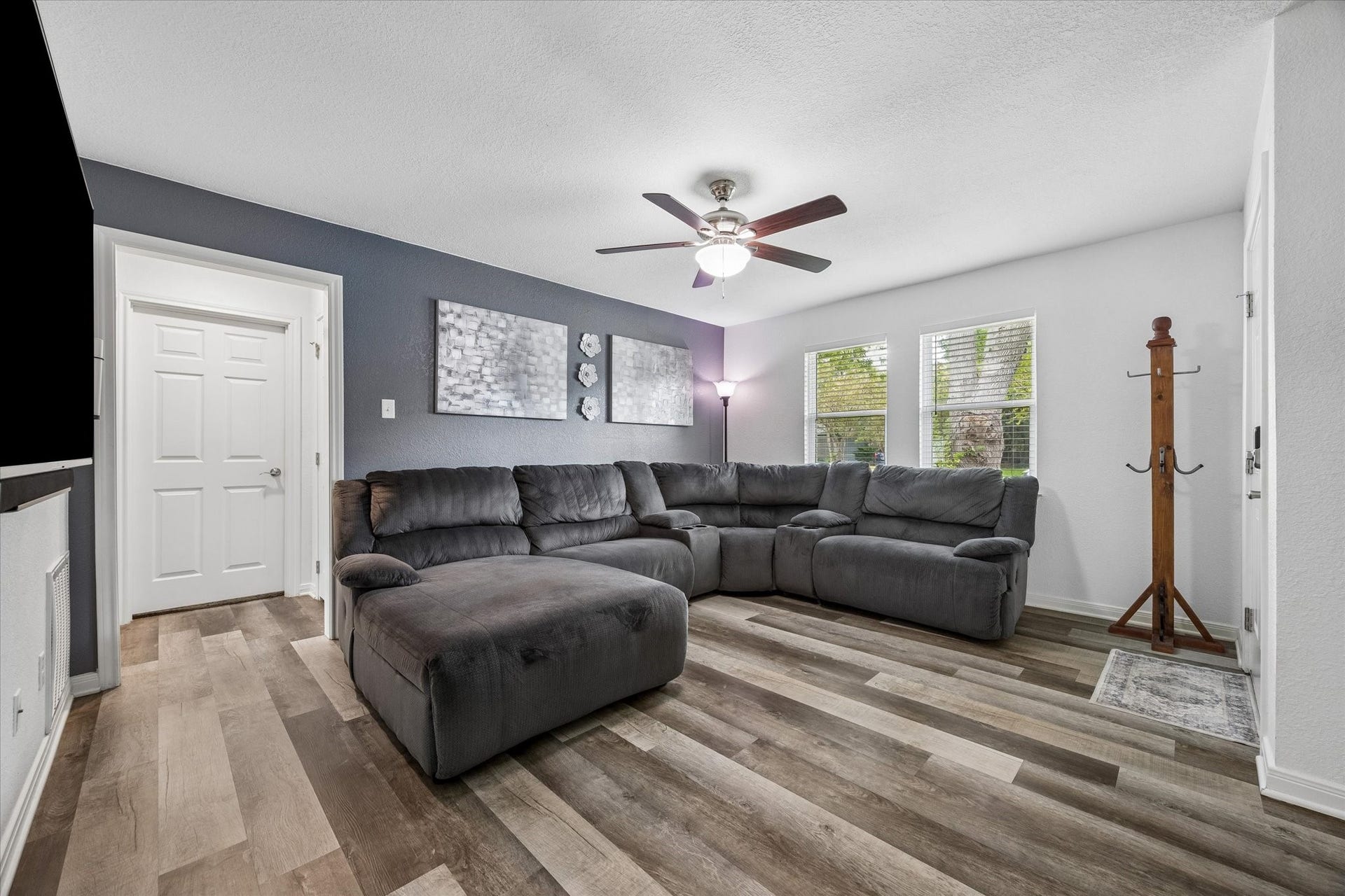 1426 15th Avenue N, Texas City, TX 77590 Living room