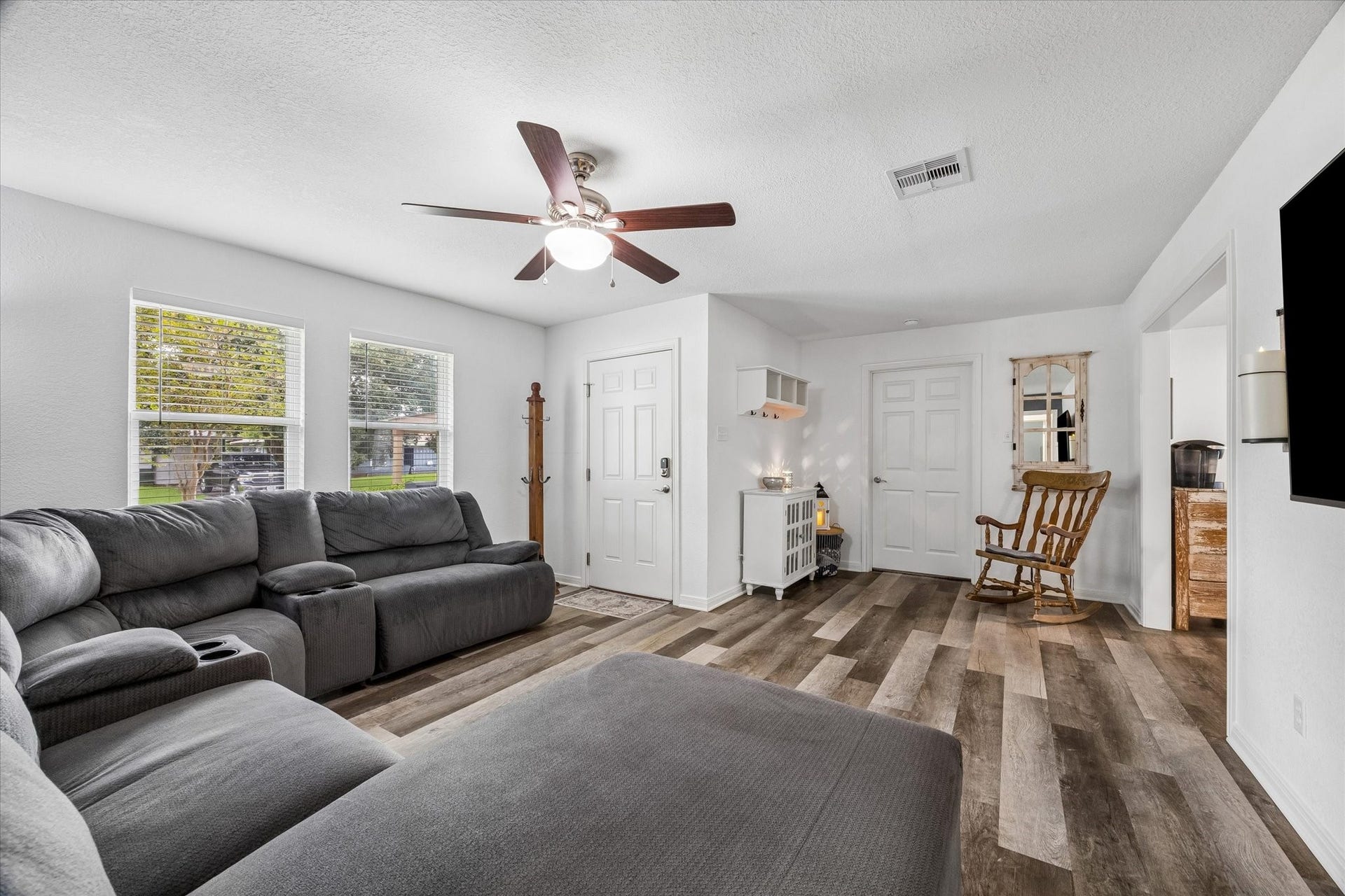 1426 15th Avenue N, Texas City, TX 77590 Enter into the front living room. The windows have been upgraded to Low-E double pane throughout the home.