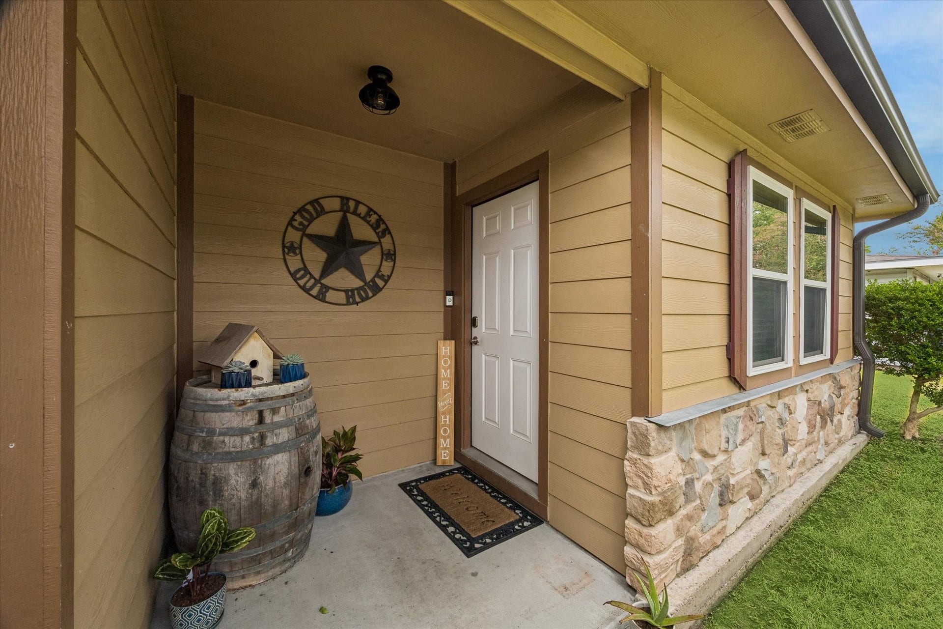 1426 15th Avenue N, Texas City, TX 77590 Front door entry which highlights the recently installed hardie plank and stone work.