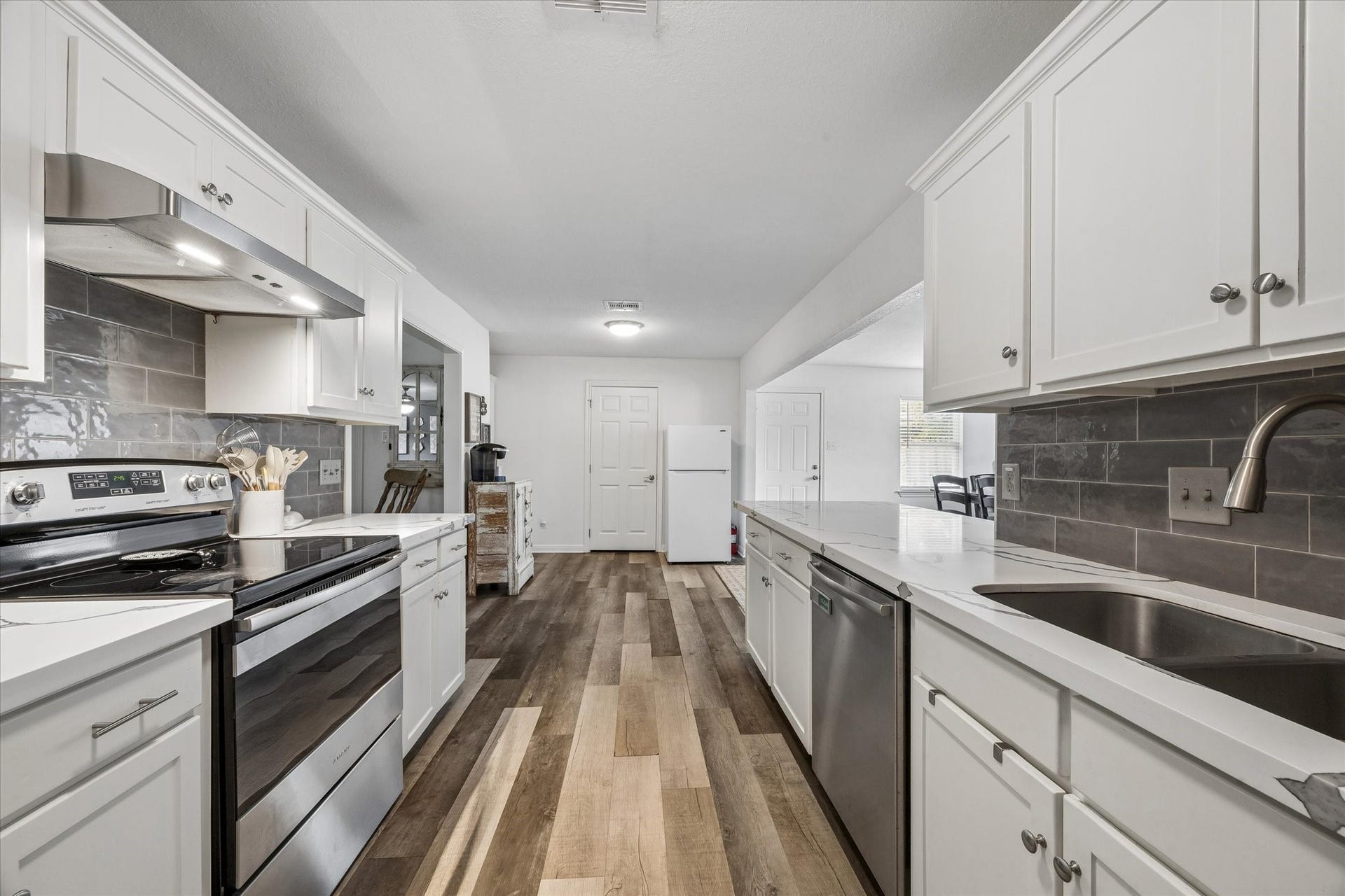 1426 15th Avenue N, Texas City, TX 77590 Fully updated kitchen with quartz countertops.