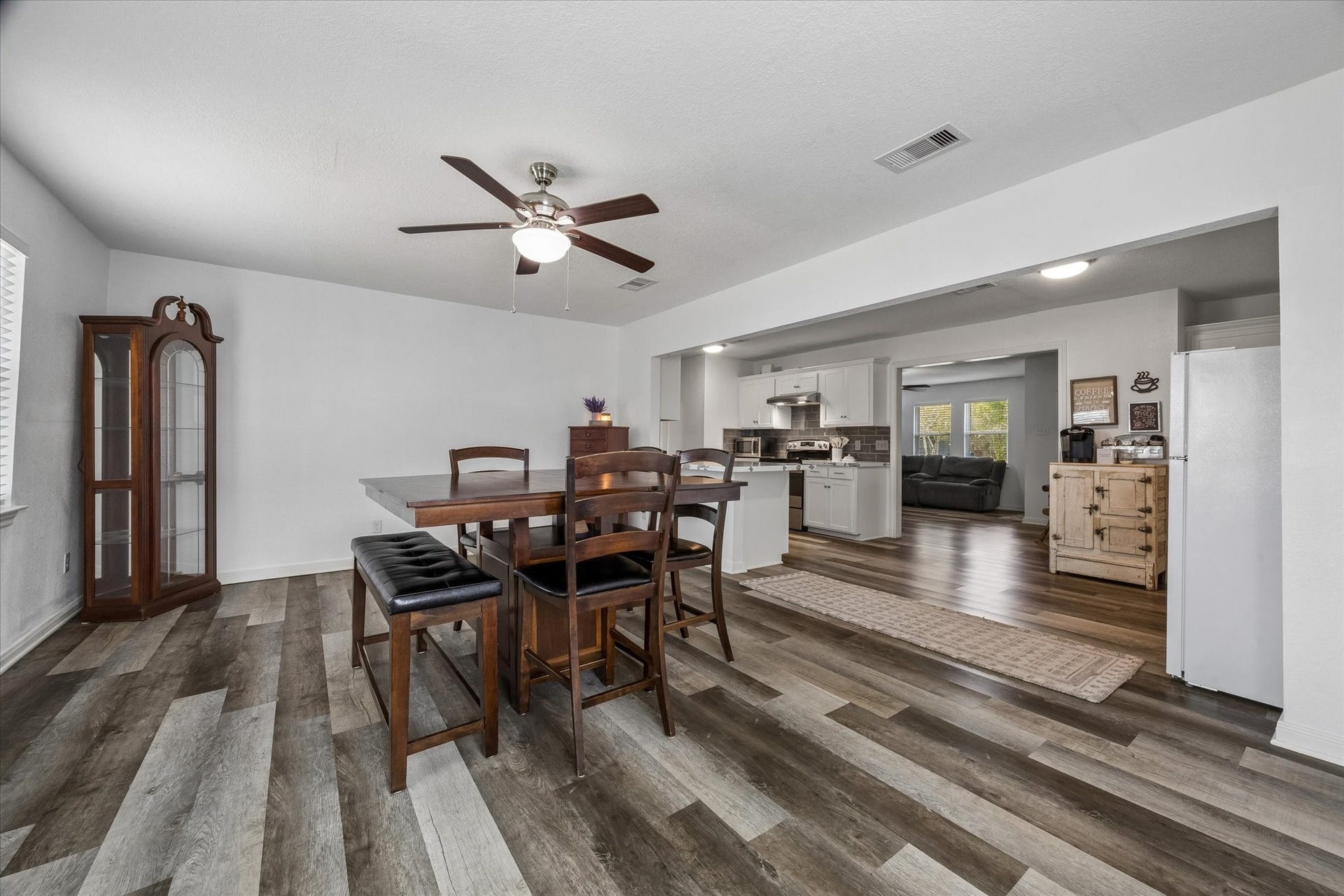 1426 15th Avenue N, Texas City, TX 77590 This spacious area has enough space to add a second sitting area.