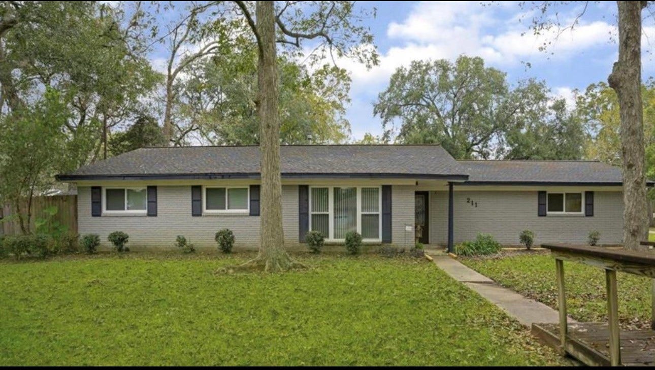 211 Van Winkle Street, Lake Jackson, TX 77566 Welcome Home!