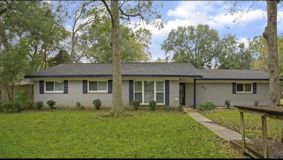 Property photo for 211 Van Winkle Street, Lake Jackson, TX