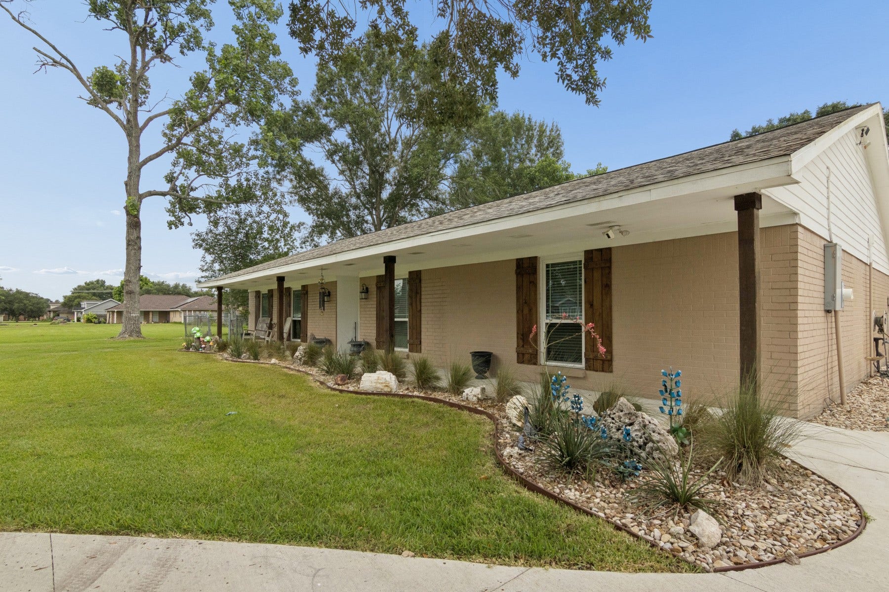2865 County Road 936a, Alvin, TX 77511 2865 County Road 936a, Alvin, TX 77511