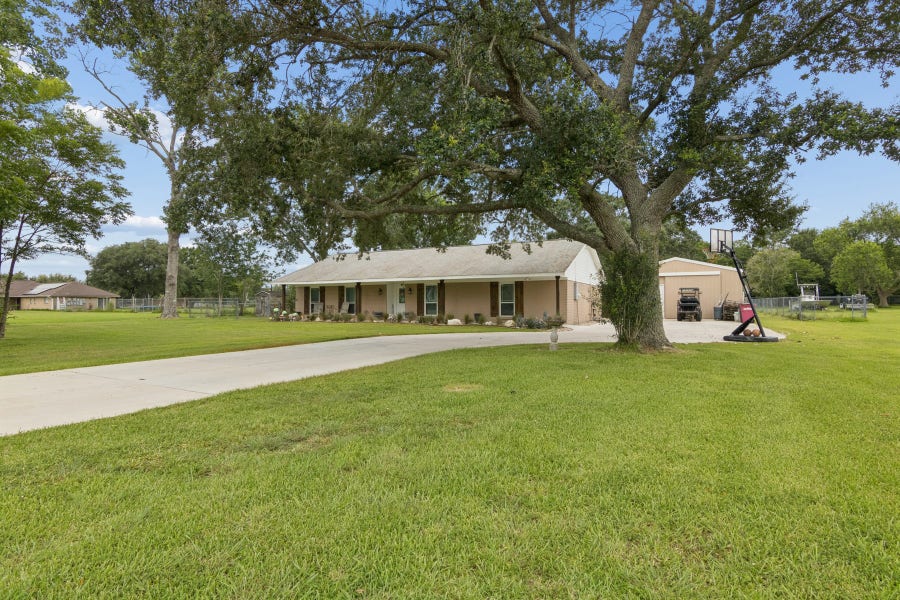 Property photo for 2865 County Road 936a, Alvin, TX