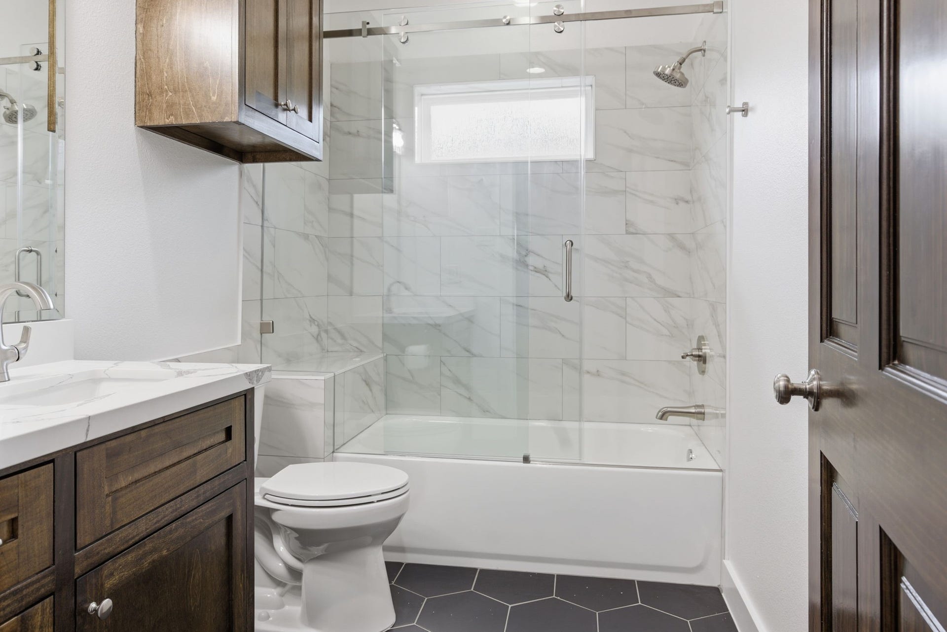 430 N Hutcheson Street, Houston, TX 77003 secondary bathroom