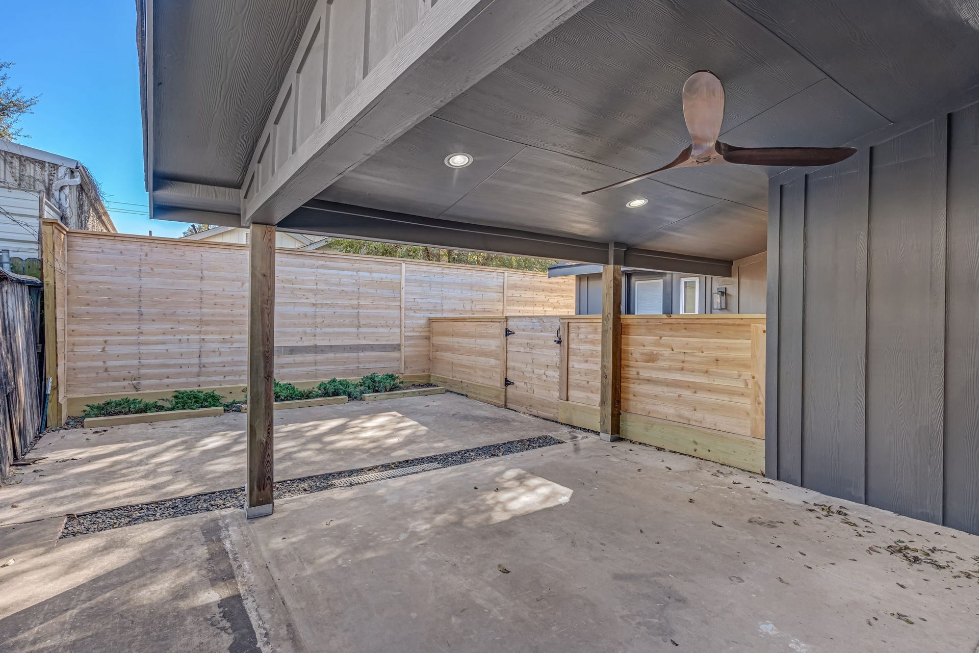 430 N Hutcheson Street, Houston, TX 77003 backyard