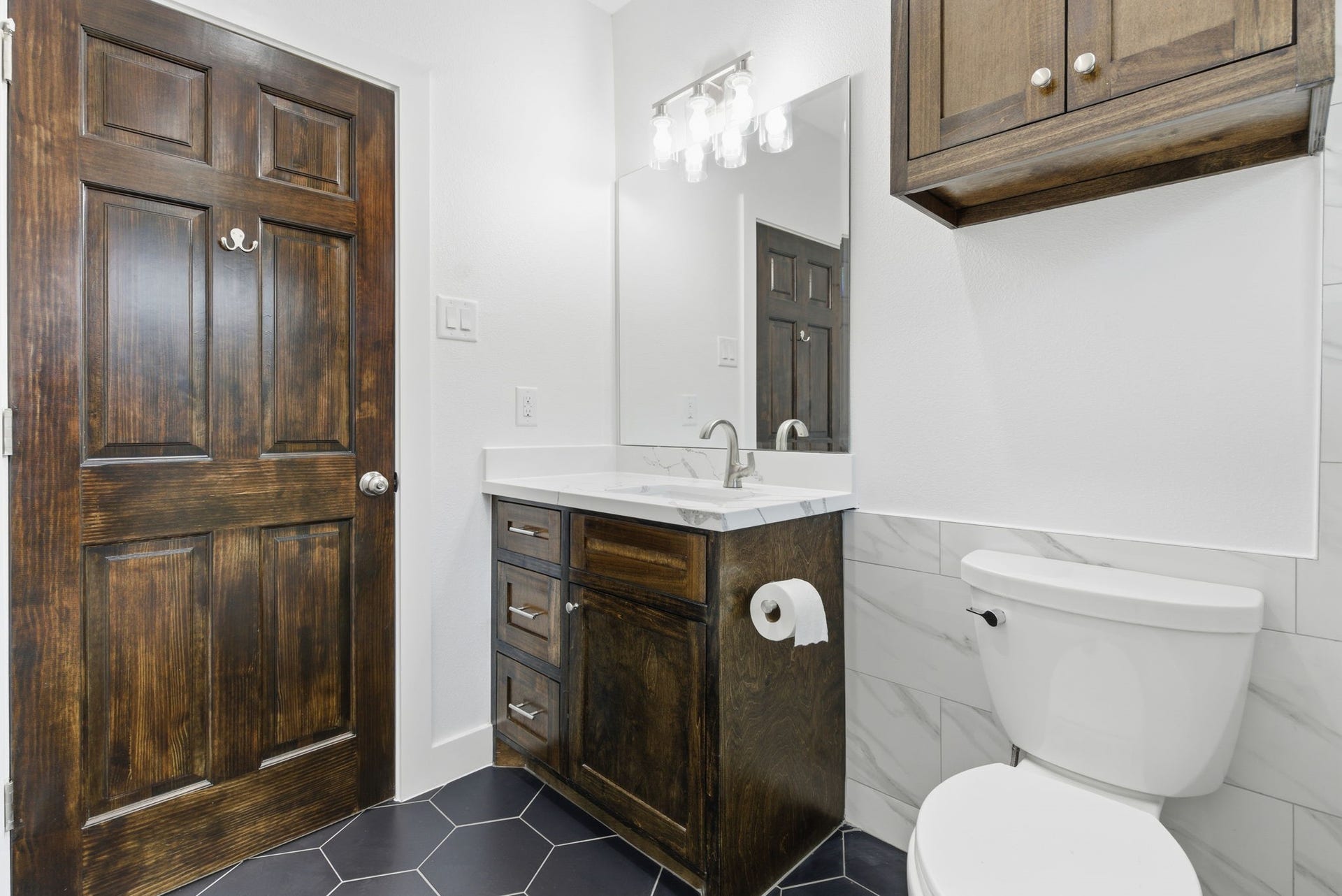430 N Hutcheson Street, Houston, TX 77003 secondary bathroom