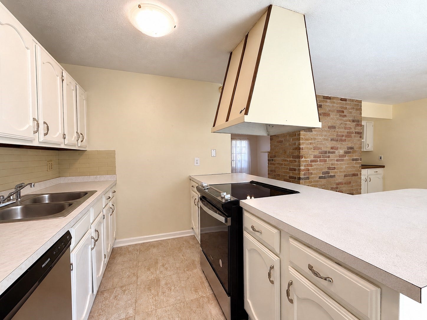 7526 Goldfinch Drive, Humble, TX 77396 Electric range.