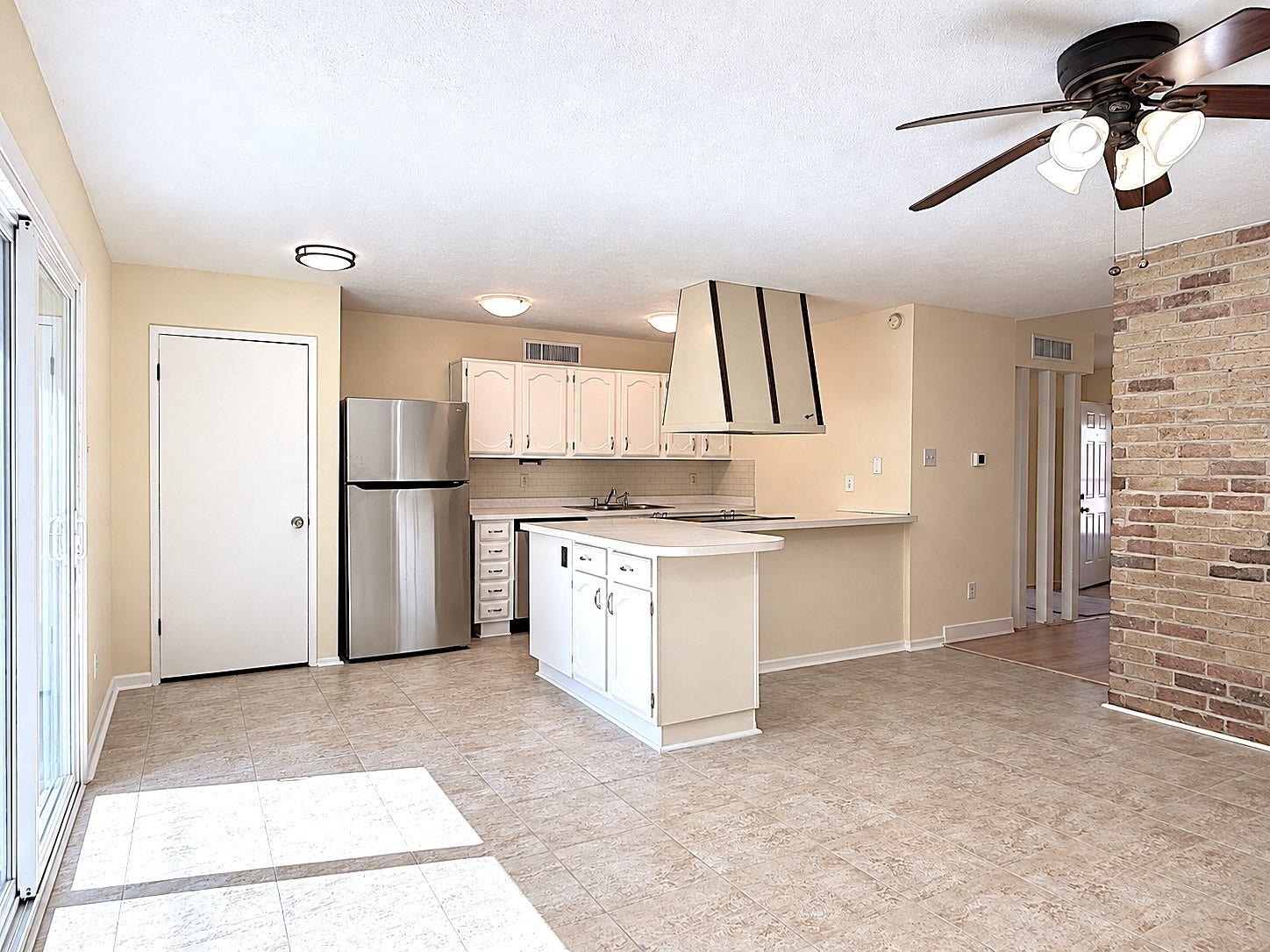 7526 Goldfinch Drive, Humble, TX 77396 Open kitchen with breakfast bar.