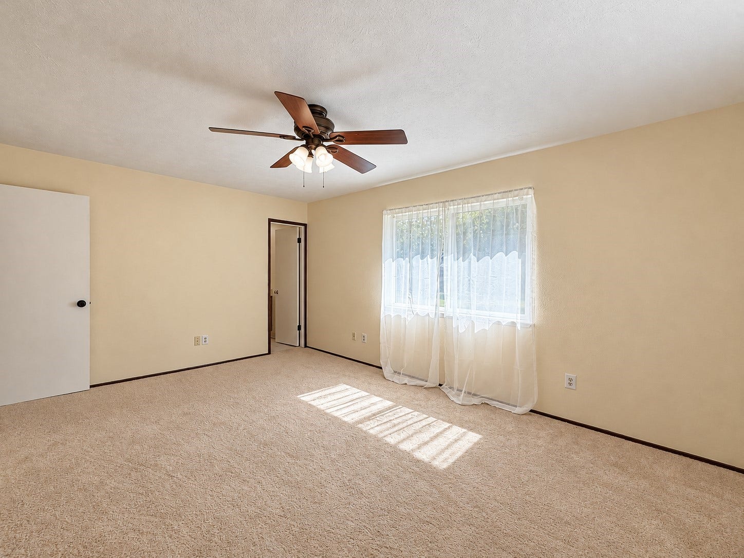7526 Goldfinch Drive, Humble, TX 77396 Primary bedroom