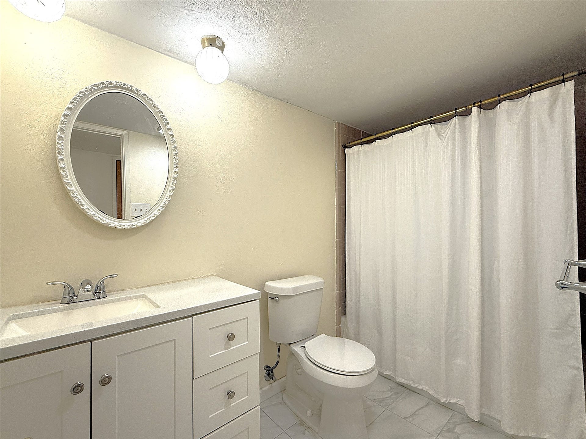 7526 Goldfinch Drive, Humble, TX 77396 Bathroom 2