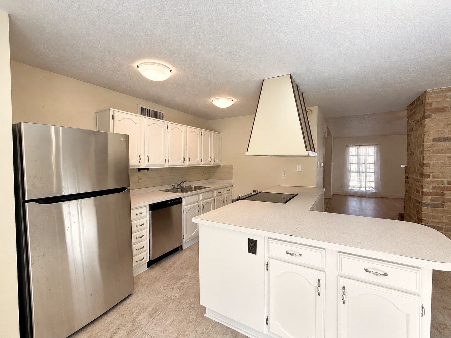 7526 Goldfinch Drive, Humble, TX 77396 Refrigerator included.