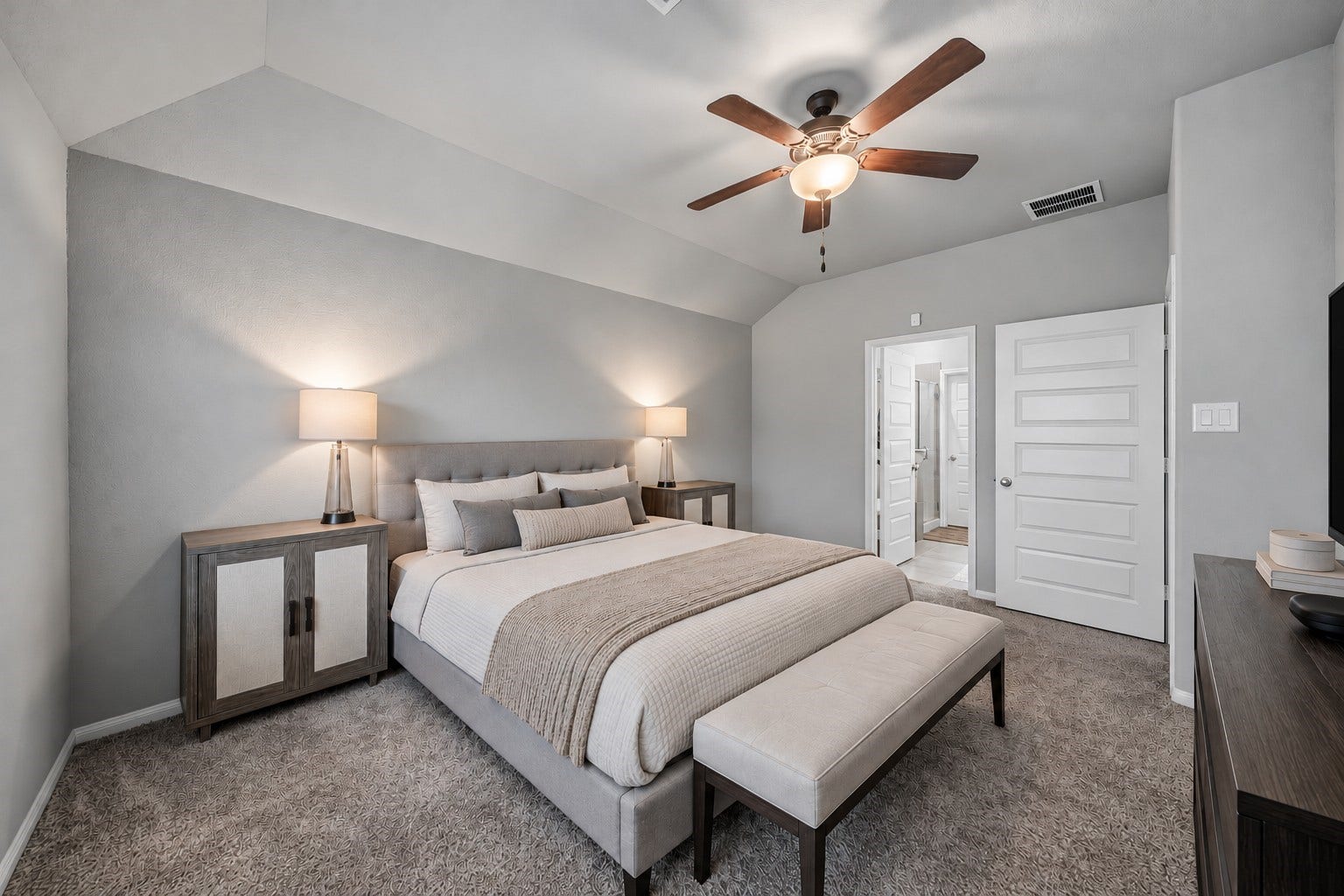 903 Pismo Lane, Rosharon, TX 77583 Virtually Staged: The thoughtfully designed layout also offers convenient direct access to the adjoining bathroom.