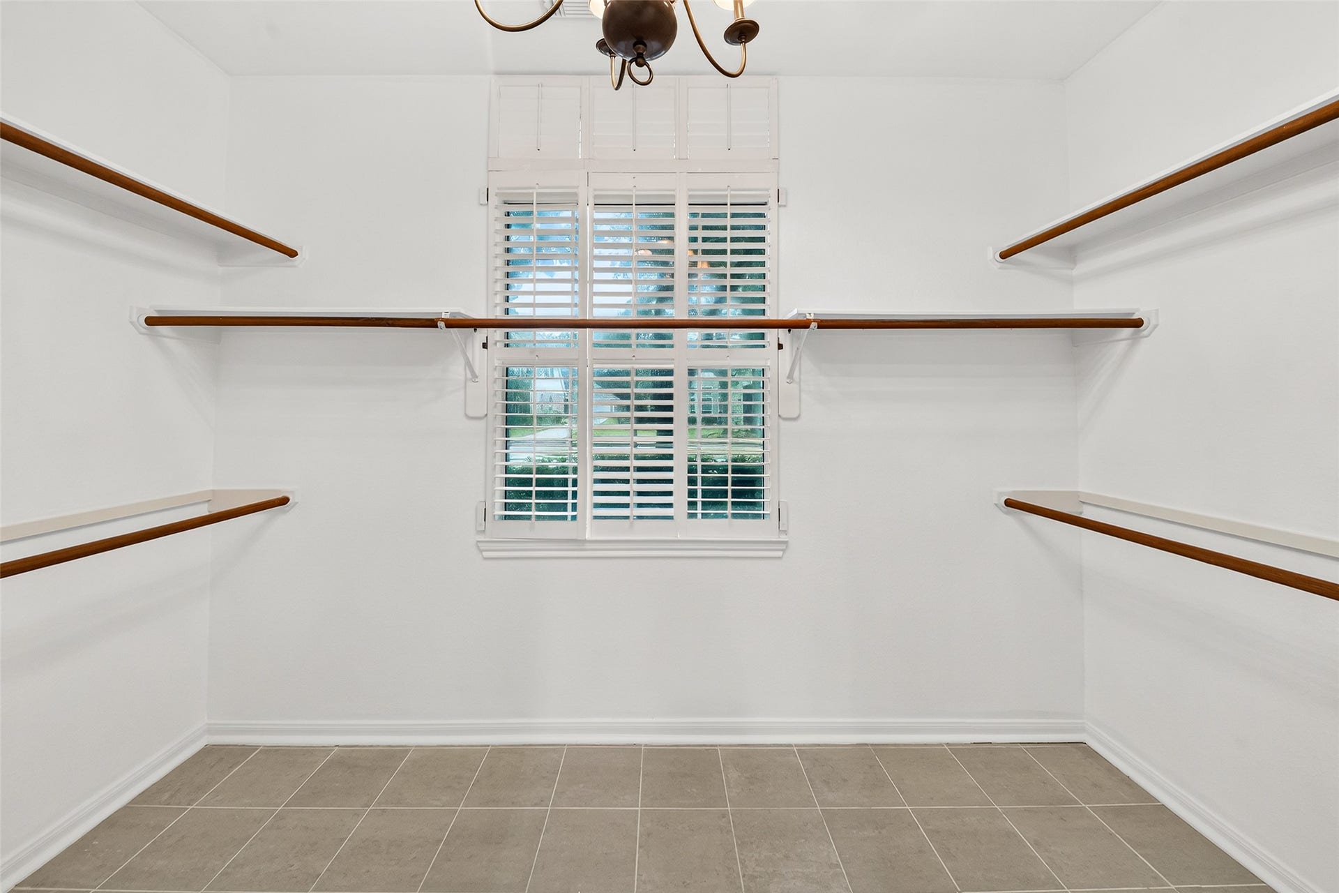 9515 Sotherloch Lake Drive, Spring, TX 77379 Fabulous walk-in closet off the primary bath.