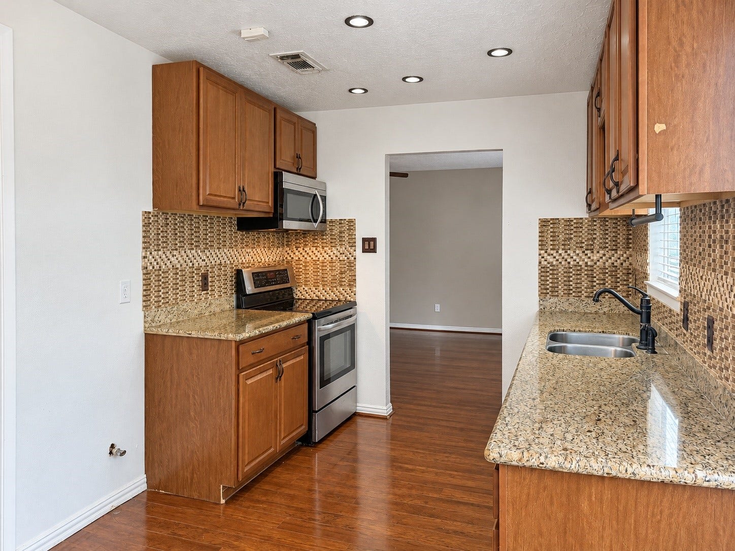 7407 Woodnettle Lane, Houston, TX 77086 Granite countertops