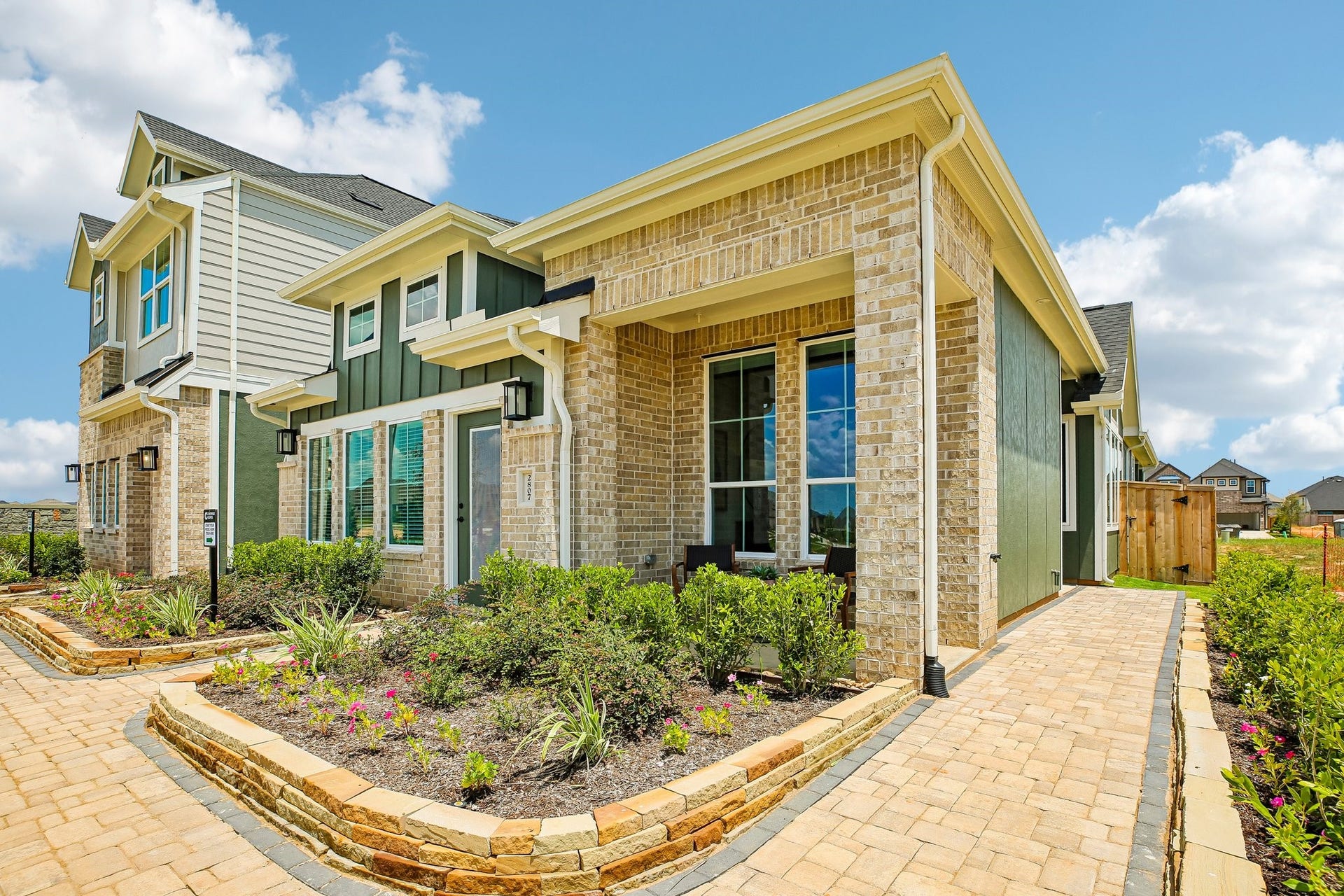 2838 Brandon Bluff Bend, Fulshear, TX 77441 Photos are REPRESENTATIVE of the home /floor plan and are NOT of the actual home. Selections, features, and room options vary.