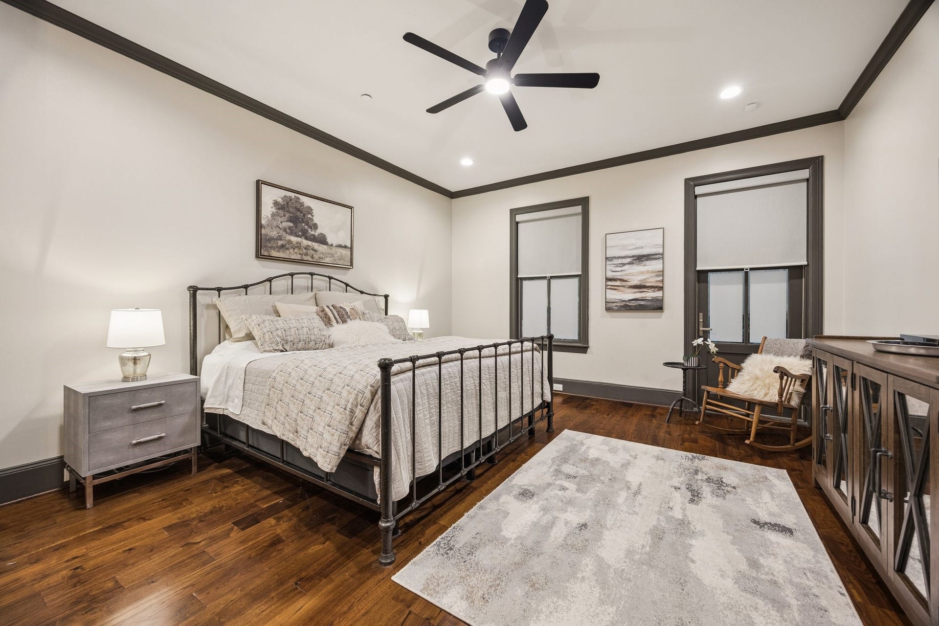 2131 Bancroft Street, Houston, TX 77027 Spacious first-floor bedroom featuring beautiful hardwood floors, an en-suite full bathroom, and backyard access. Connects to a versatile additional room, ideal for a private study, lounge, or gym, creating a secluded first-floor suite with exceptional flexibility and privacy.