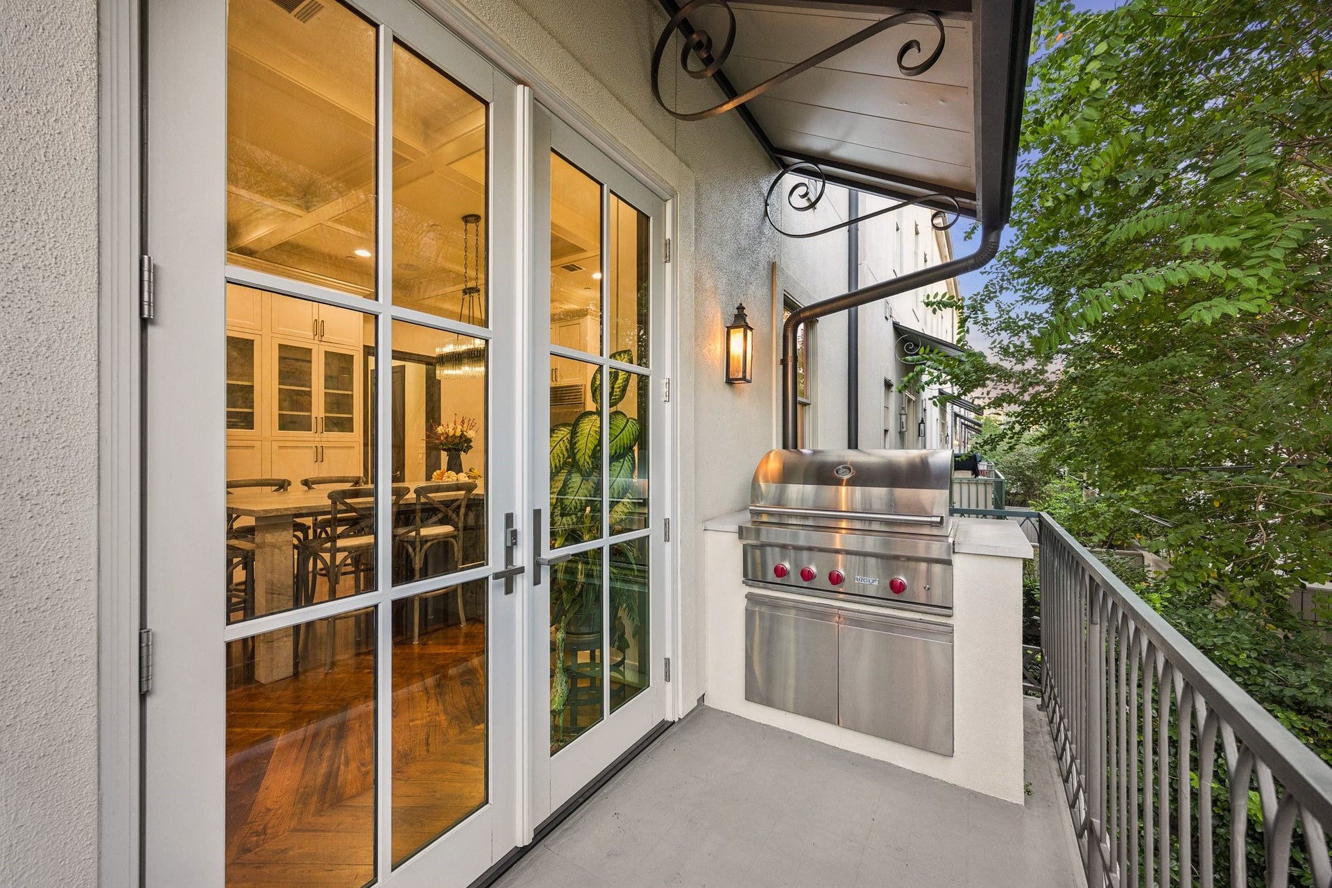 2131 Bancroft Street, Houston, TX 77027 Premium WOLF grill, ideal for outdoor cooking and entertaining on the private patio.