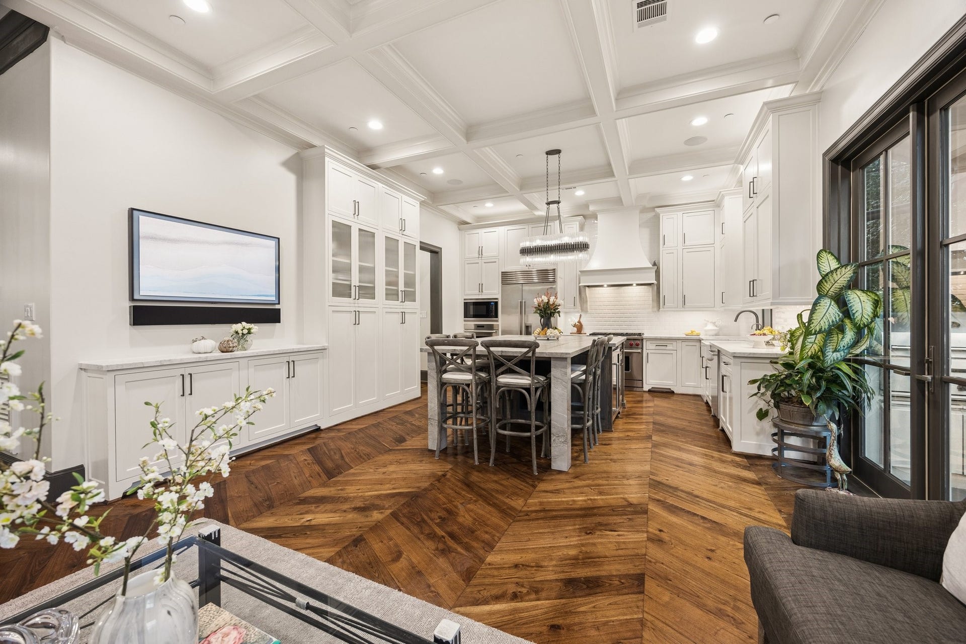 2131 Bancroft Street, Houston, TX 77027 Beautifully designed living space with custom built-in cabinetry and a perfect wall for a large-screen TV, creating an ideal setting for entertainment while maintaining an elegant, open connection to the kitchen.