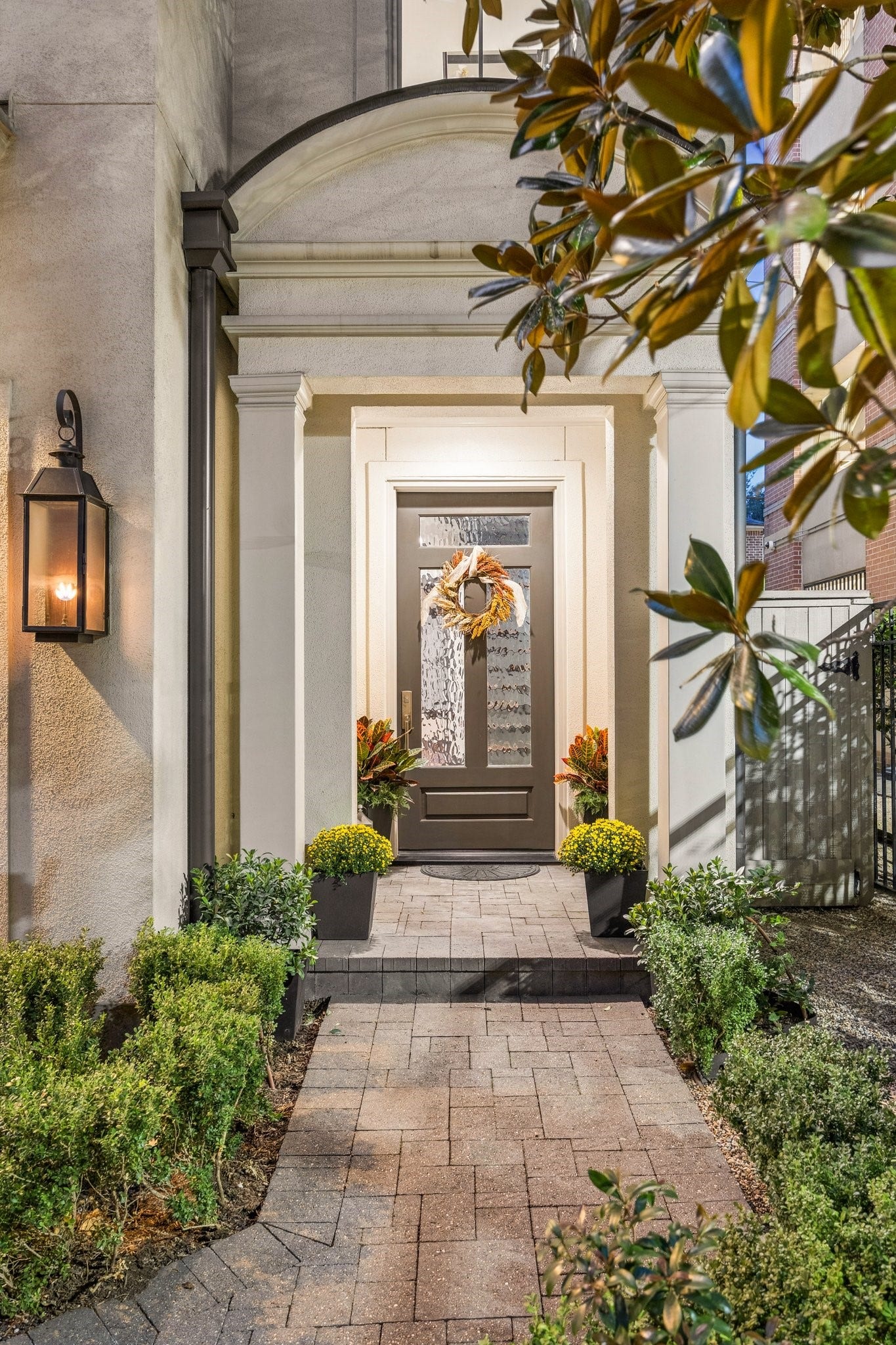 2131 Bancroft Street, Houston, TX 77027 Elegant private entrance framed by lush landscaping, classic architectural details, and a welcoming covered entrywayan inviting introduction to this exceptional residence.