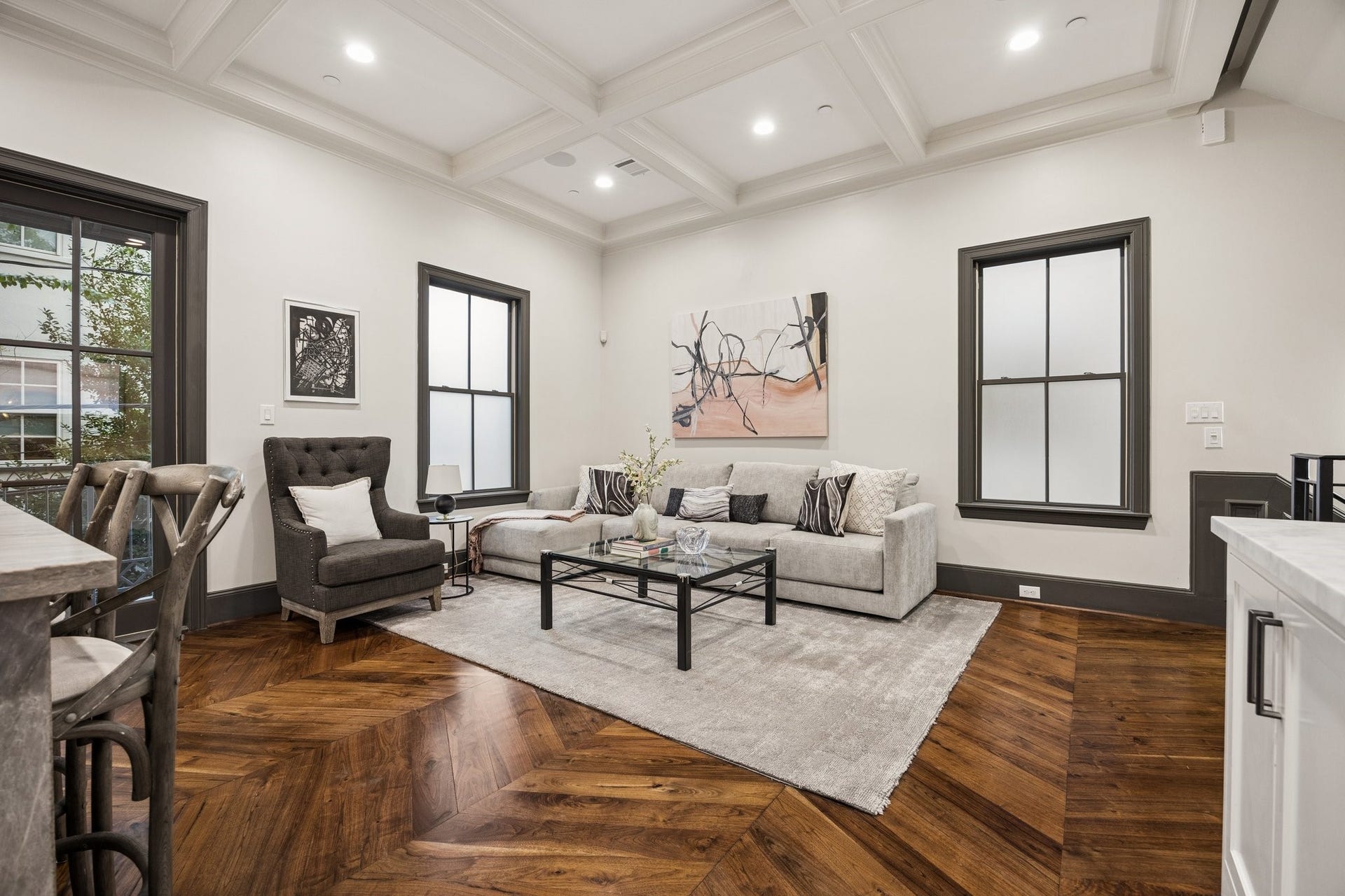 2131 Bancroft Street, Houston, TX 77027 Versatile living area adjoining the gourmet kitchen, featuring beautiful walnut hardwood floors, coffered ceilings, and abundant natural light. Easily adaptable as a formal dining room or additional sitting area to suit the owner's lifestyle.