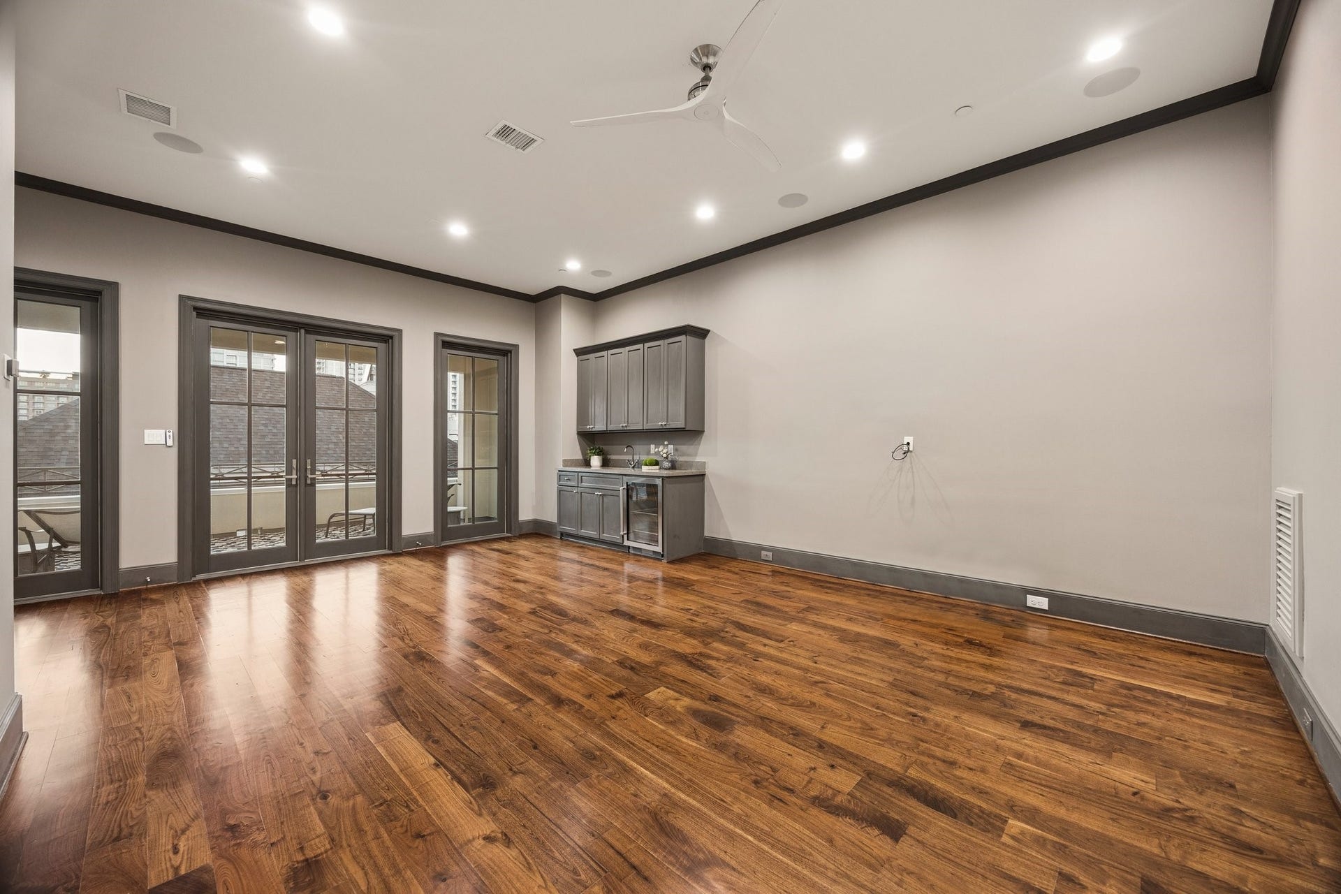 2131 Bancroft Street, Houston, TX 77027 Expansive, light-filled fourth-floor game room with a built-in beverage station, full bathroom with walk-in shower, and access to a spacious private terrace with Houston skyline views. Ideal as an entertainment retreat or private guest suite.